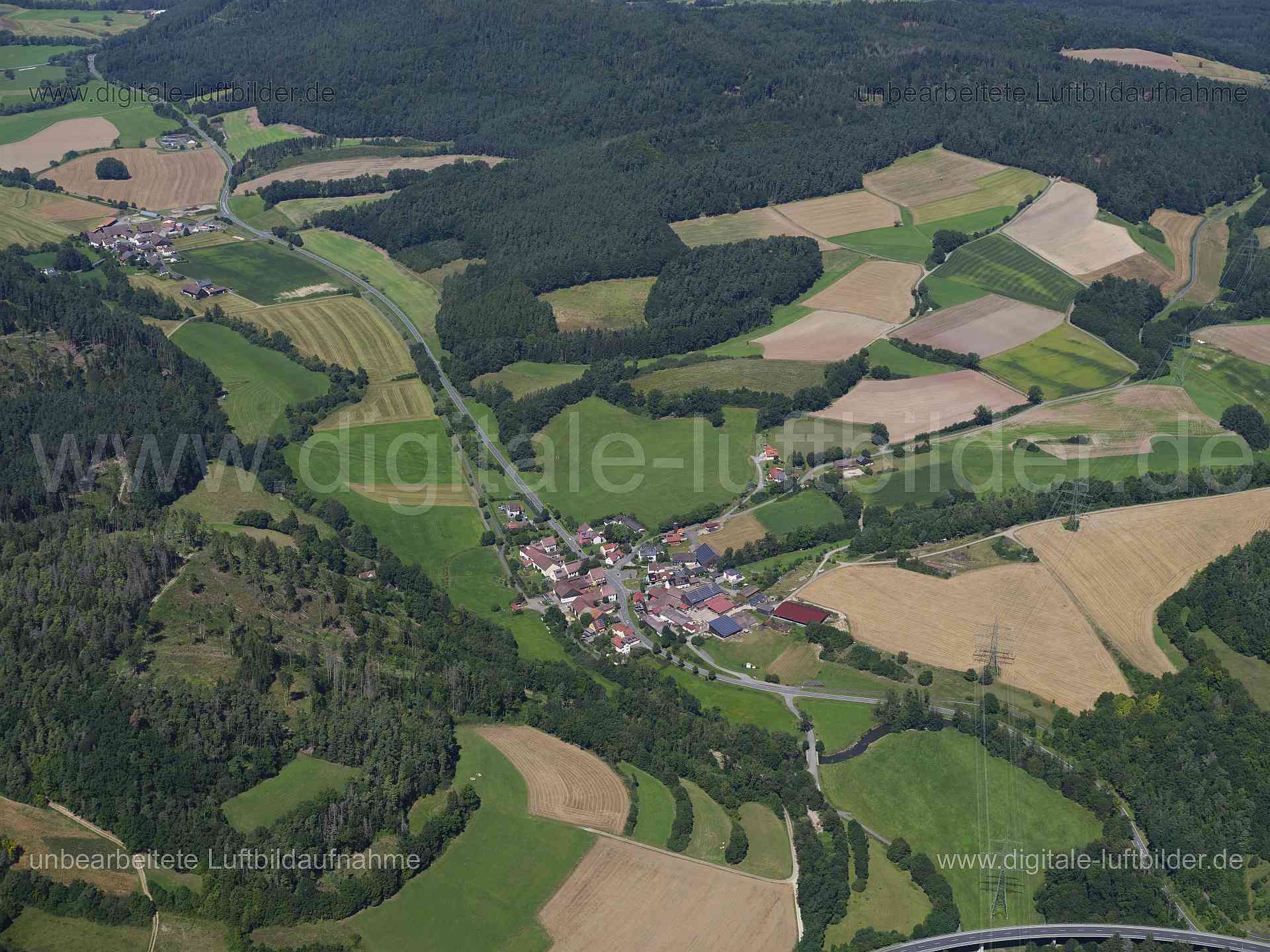 Titel: Leutendorf, Bildnummer: f552340, Ort / Stadt: Mitwitz, (Land)Kreis: Landkreis Kronach, Regierungsbezirk: Oberfranken, Bundesland: Bayern, Aufnahmedatum: 11.08.2024, Schlagwörter: Deutschland, , Leutendorf, Dorf, Monat: August, Jahreszeit: Sommer, Tageszeit: Mittag / Nachmittag, Jahr: 2024, Flug ID: 20240811, Bildstatus: unbearbeitetes Rohbild, Bildabmessung: 11648 x 8736 Pixel, Fotograf & Copyright: Oliver Acker