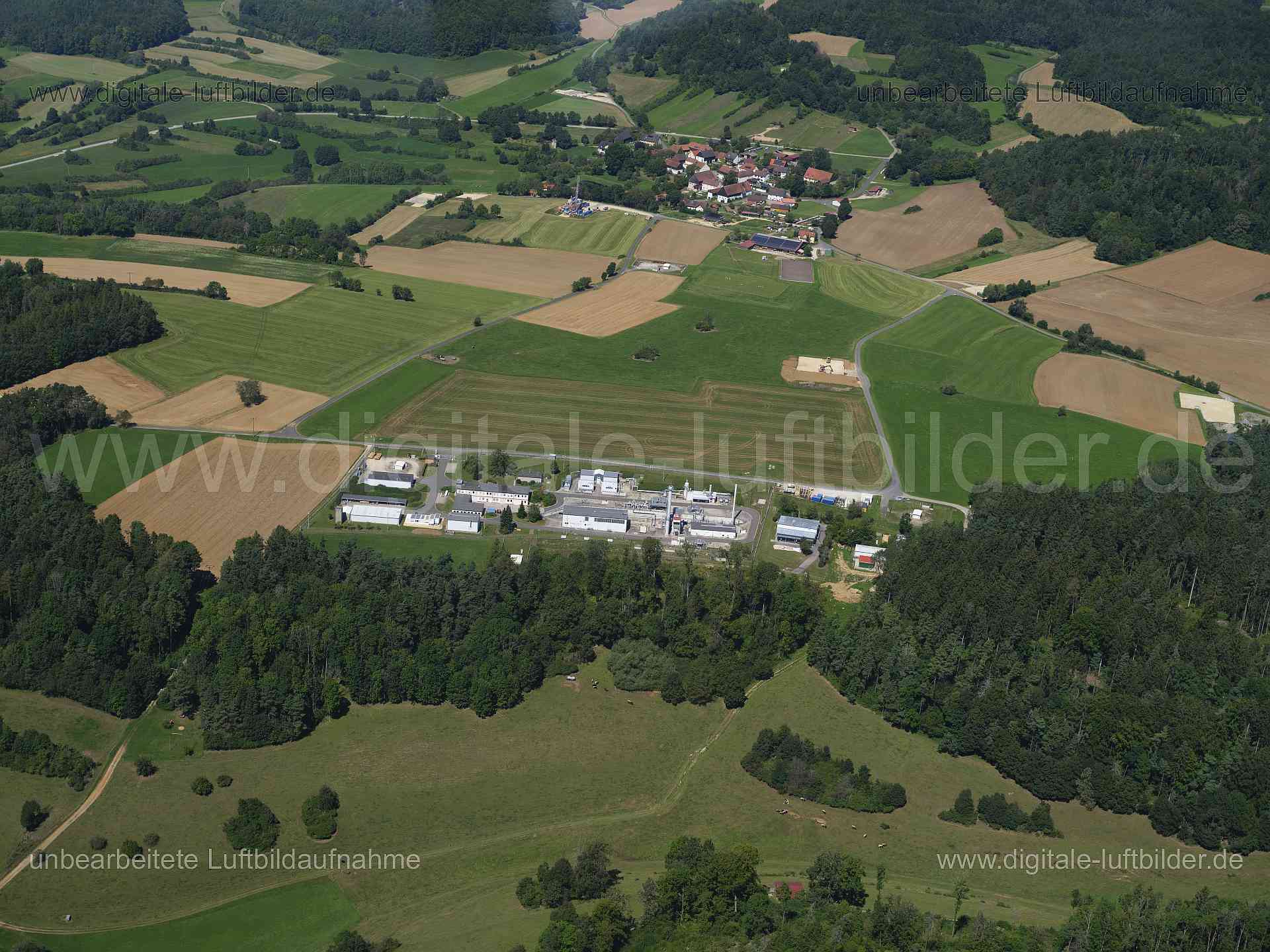Luftaufnahme Fabrik bei Holnstein in Neukirchen bei Sulzbach Rosenberg | Oberpfalz, Bayern
