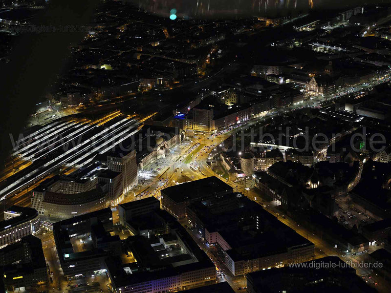 Titel: Hauptbahnhof, Bildnummer: f531700, Ort / Stadt: Nürnberg, (Land)Kreis: kreisfreie Stadt Nürnberg, Regierungsbezirk: Mittelfranken, Bundesland: Bayern, Aufnahmedatum: 09.03.2024, Schlagwörter: Deutschland, , Hauptbahnhof, Bahn, Gleise, Deutsche Bahn, Zugverkehr, Ankunftshallte, Tafelhof Palais, Königstorgraben, Gleißbühlstraße, Nelson-Mandela-Platz, Nachtluftbild, Nachtaufnahme, Lichter, Leuchten, Lampen, Beleuchtung, Lichtverschmutzung, Stromverbrauch, Laternen, Straßenbeleuchtung, Monat: