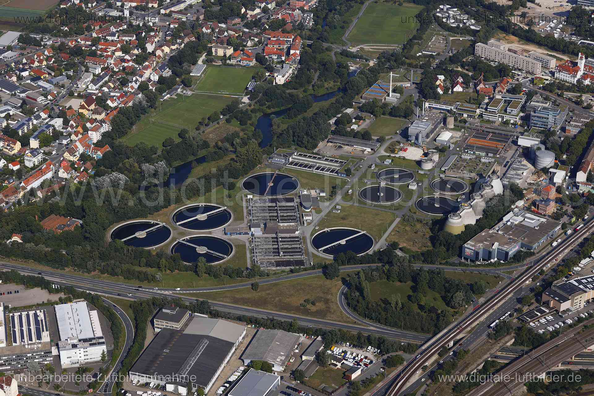 Titel: Kläranlage Nürnberg, Bildnummer: c564440, Ort / Stadt: Nürnberg, (Land)Kreis: kreisfreie Stadt Nürnberg, Regierungsbezirk: Mittelfranken, Bundesland: Bayern, Aufnahmedatum: 24.08.2024, Schlagwörter: Deutschland, 90427, Carl-Schwemmer-Straße, Dooser Straße, Herderstraße, Kurgartenstraße, Niederweg, Nürnberg, Schnieglinger Straße, Westendstraße, Kläranlage, Klärwerk, Klärbecken, Doos, Muggenhof, Panorma, Gewerbegebiet, SC Germania, Klärschlamm, Monat: August, Jahreszeit: Sommer, Tageszeit: 