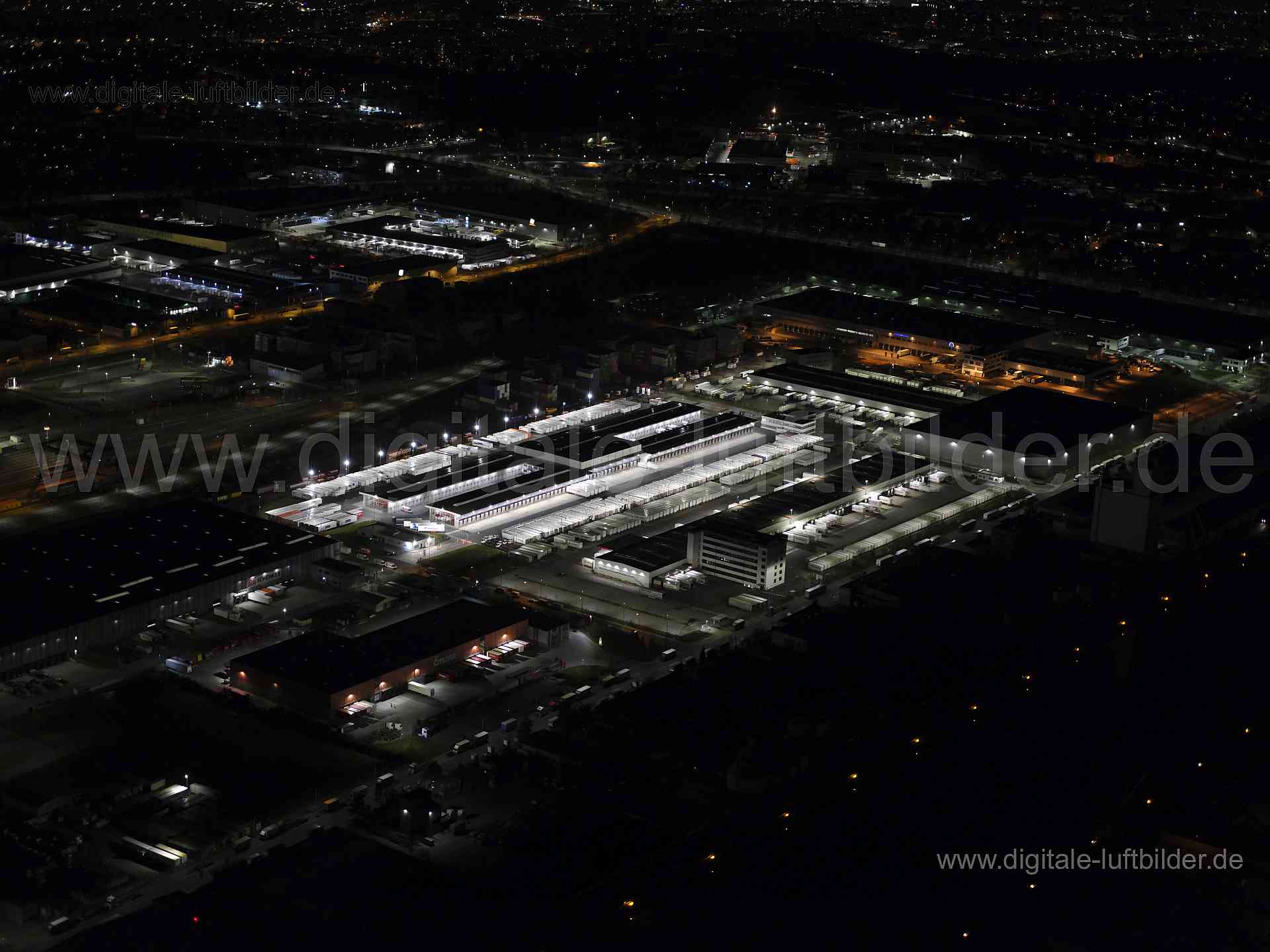 Titel: Logistikzentrale DPD, Bildnummer: f532010, Ort / Stadt: Nürnberg, (Land)Kreis: kreisfreie Stadt Nürnberg, Regierungsbezirk: Mittelfranken, Bundesland: Bayern, Aufnahmedatum: 09.03.2024, Schlagwörter: Deutschland, , Logistikzentrale DPD, DPD, Hafen, Bremer Straße, Hamburger Straße, Spedition, Warenlieferung, Lagerhallen, Speditionshallen, Logistik, Nachtluftbild, Nachtaufnahme, Lichter, Leuchten, Lampen, Beleuchtung, Lichtverschmutzung, Stromverbrauch, Laternen, Straßenbeleuchtung, Monat: 