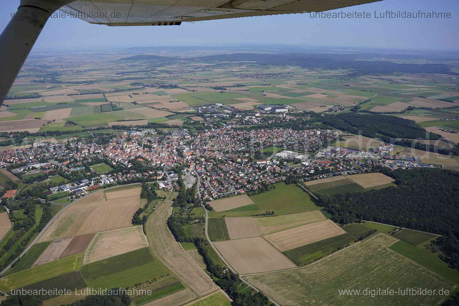 Titel: Uffenheim, Bildnummer: s560220, Ort / Stadt: Uffenheim, (Land)Kreis: Landkreis Neustadt an der Aisch-Bad Windsheim, Regierungsbezirk: Mittelfranken, Bundesland: Bayern, Aufnahmedatum: 24.08.2024, Schlagwörter: Deutschland, , Uffenheim, Himmel, Panorama, Horizont, Monat: August, Jahreszeit: Sommer, Tageszeit: Mittag / Nachmittag, Jahr: 2024, Flug ID: 20240824, Bildstatus: unbearbeitetes Rohbild, Bildabmessung: 7952 x 5304 Pixel, Fotograf & Copyright: Oliver Acker
