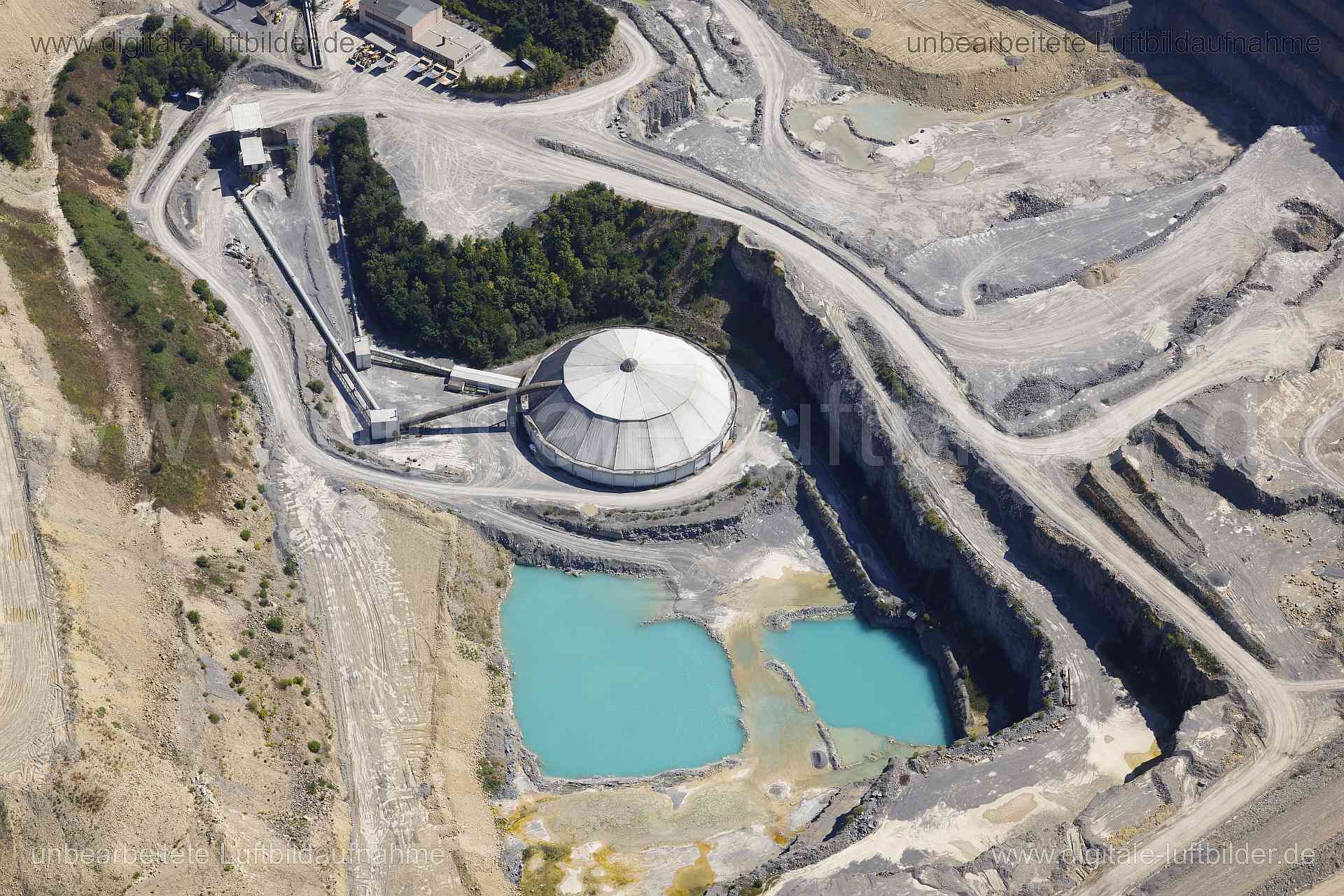 Luftaufnahme Kalksteinbruch der Schwenk KG in Würzburg | Unterfranken, Bayern