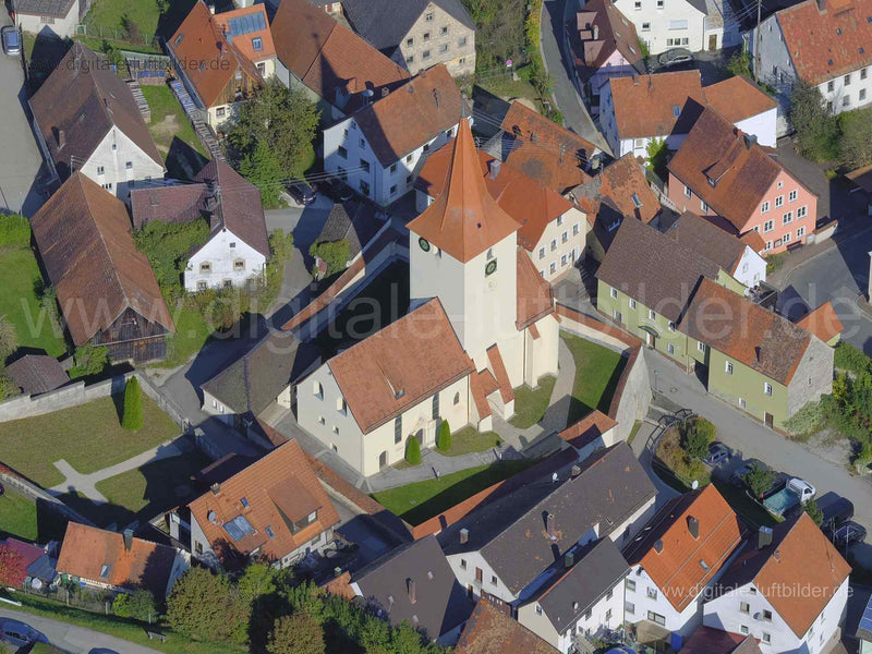 Titel: Alfeld bei Poppberg, Bildnummer: f453331, Ort / Stadt: Alfeld, (Land)Kreis: Landkreis Amberg-Sulzbach, Regierungsbezirk: Oberpfalz, Bundesland: Bayern, Aufnahmedatum: 10.10.2021, Schlagwörter: Luftbild, Luftbilder, Luftbildfotografie, Luftaufnahme, Luftbildaufnahme, Luftfoto, Luftbildarchiv, Luftbildsuche, Vogelperspektive, Vogelansicht, Deutschland, aaa, Dorf, Kirche, Dorfkern, Dorfkirche, Wehrkirche, Mauer, Monat: Oktober, Jahreszeit: Herbst, Tageszeit: Nachmittag, Jahr: 2021, Flug ID: