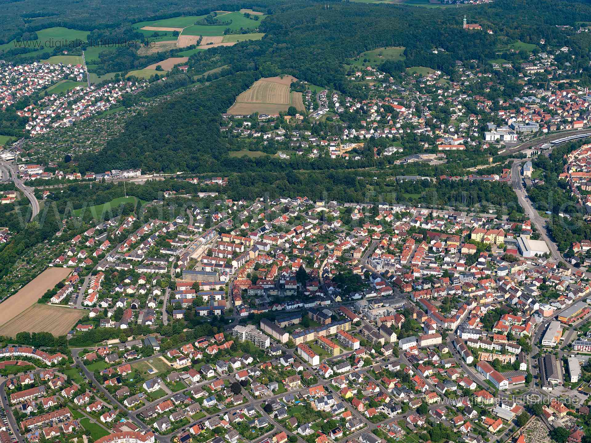 Titel: Amberg Eisberg, Bildnummer: f522450, Ort / Stadt: Amberg, (Land)Kreis: Landkreis Amberg-Sulzbach, Regierungsbezirk: Oberpfalz, Bundesland: Bayern, Aufnahmedatum: 20.08.2023, Schlagwörter: Deutschland, , Eisberg, Panorama, Monat: August, Jahreszeit: Sommer, Tageszeit: Vormittag / Mittag, Jahr: 2023, Flug ID: 20230820, Bildstatus: unbearbeitetes Rohbild, Bildabmessung: 8256 x 5504 Pixel, Fotograf & Copyright: Oliver Acker