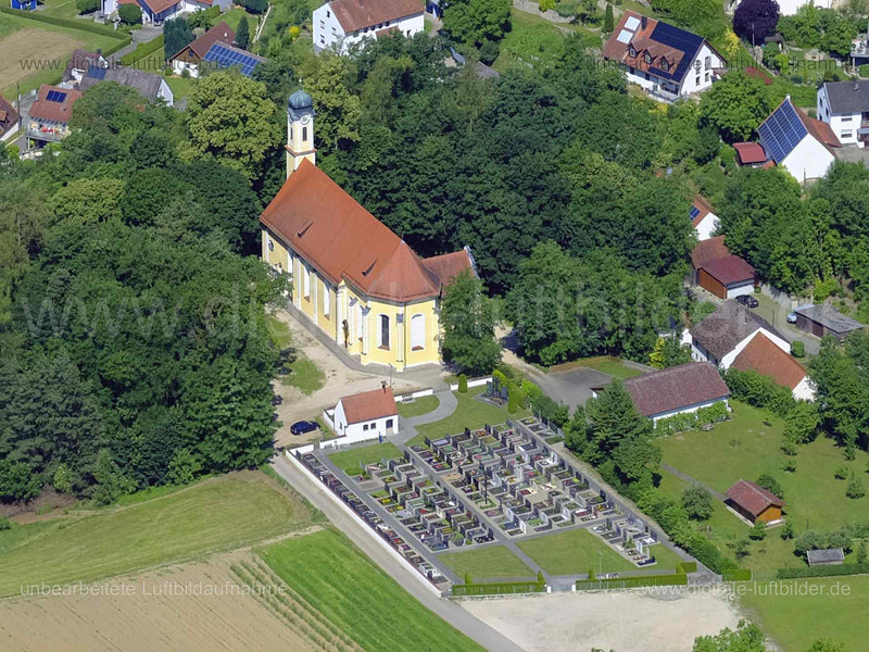 Titel: Pfarrkirche St. Wenzeslaus, Bildnummer: f481251, Ort / Stadt: Aresing, (Land)Kreis: Landkreis Neuburg-Schrobenhausen, Regierungsbezirk: Oberbayern, Bundesland: Bayern, Aufnahmedatum: 14.06.2022, Schlagwörter: Luftbild, Luftbilder, Luftbildfotografie, Luftaufnahme, Luftbildaufnahme, Luftfoto, Luftbildarchiv, Luftbildsuche, Vogelperspektive, Vogelansicht, Deutschland, , Pfarrkirche, Kirche, Friedhof, Monat: Juni, Jahreszeit: Sommer, Tageszeit: Vormittag / Mittag, Jahr: 2022, Flug ID: 202206
