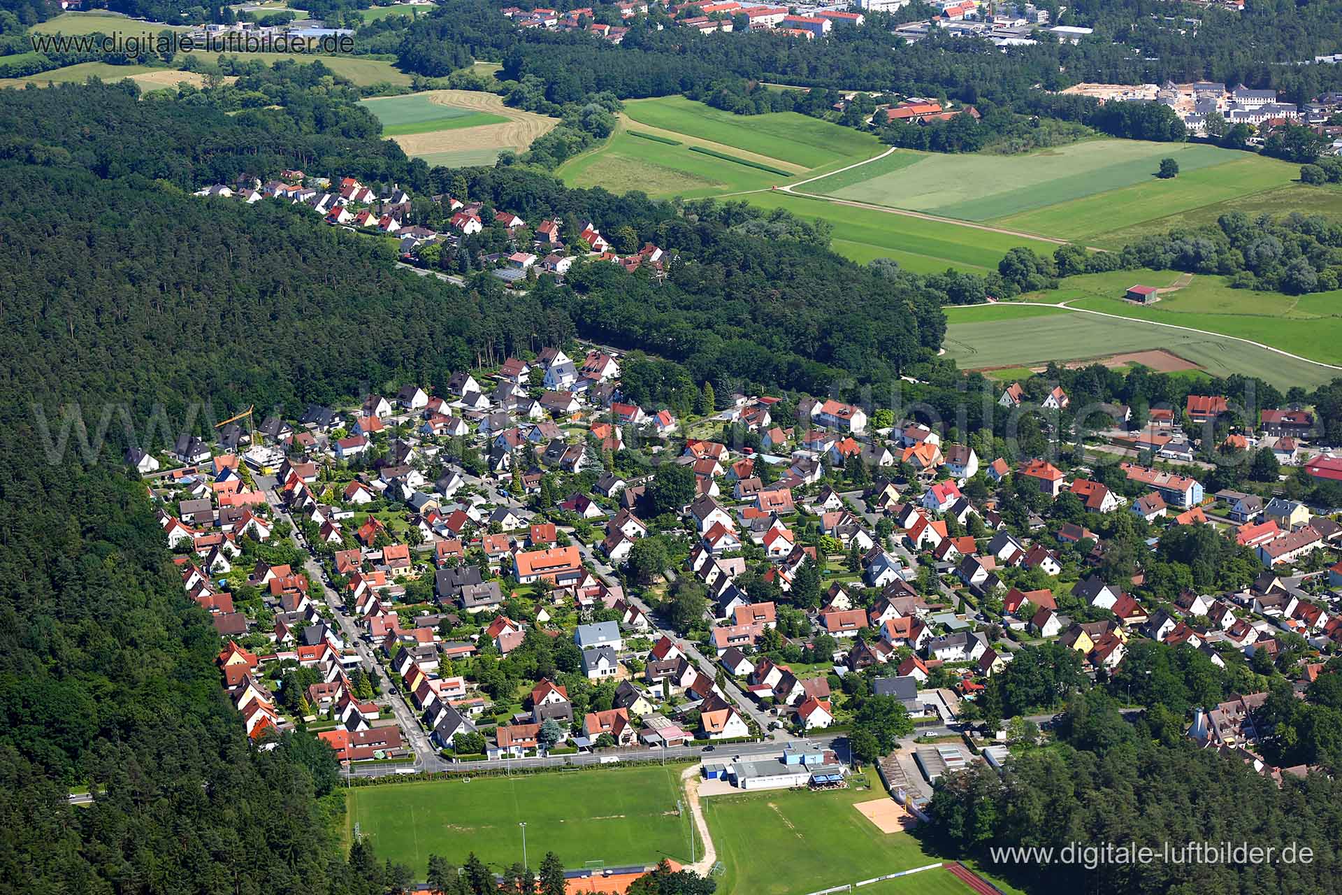 Titel: Behringersdorf, Bildnummer: c225090, Ort / Stadt: Behringersdorf, (Land)Kreis: Landkreis Nürnberger Land, Regierungsbezirk: Mittelfranken, Bundesland: Bayern, Aufnahmedatum: 23.06.2016, Schlagwörter: Luftbild, Luftbilder, Luftbildfotografie, Luftaufnahme, Luftbildaufnahme, Luftfoto, Vogelperspektive, Vogelansicht, Deutschland, Schräg- und Senkrecht-Luftaufnahmen, Orthofotografie, TSV Behringersdorf 06, Behringersdorf, Monat: Juni, Jahreszeit: Sommer, Tageszeit: Mittag / Nachmittag, Jahr: