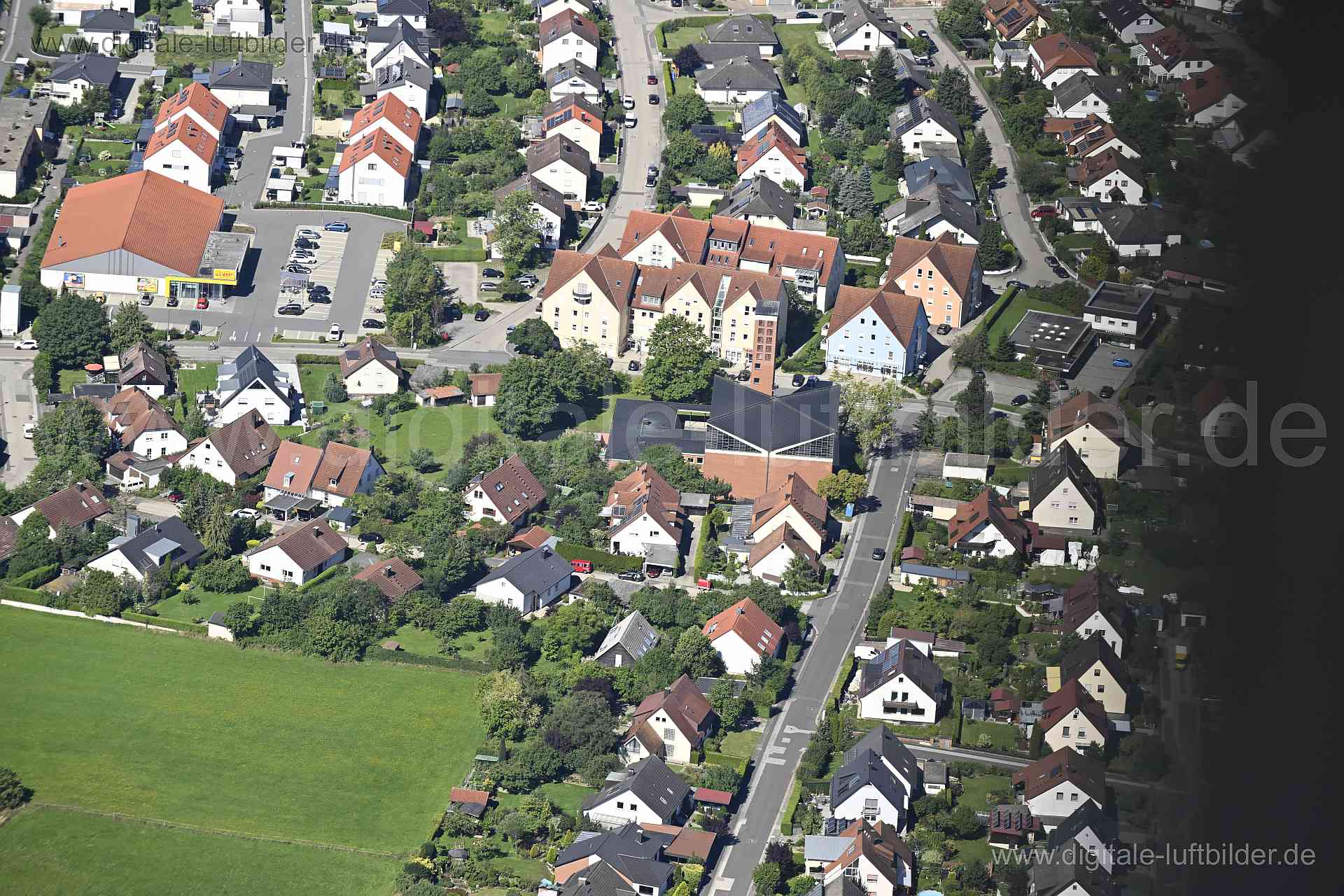 Luftaufnahme Kirche Christkönig in Burgthann | Mittelfranken, Bayern