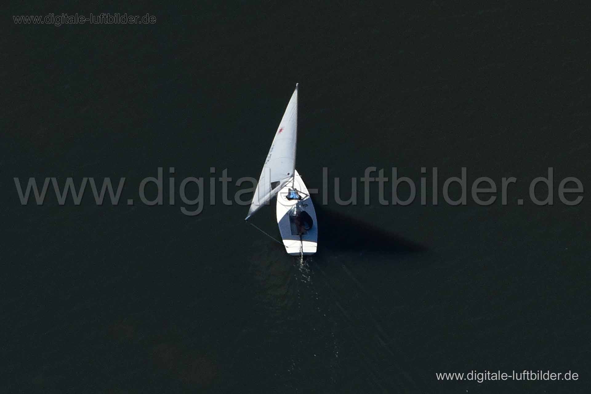 Titel: Dechsendorfer Weiher, Bildnummer: n276820, Ort / Stadt: Dechsendorf, (Land)Kreis: kreisfreie Stadt Erlangen, Regierungsbezirk: Mittelfranken, Bundesland: Bayern, Aufnahmedatum: 30.06.2018, Schlagwörter: Luftbild, Luftbilder, Luftbildfotografie, Luftaufnahme, Luftbildaufnahme, Luftfoto, Vogelperspektive, Vogelansicht, Deutschland, Schräg- und Senkrecht-Luftaufnahmen, Orthofotografie, Dechsendorfer Weiher, Boot, Schiff, Segelboot, Segel, Freizeitsport, Wasser, See, Weiher, Gewässer, Monat: