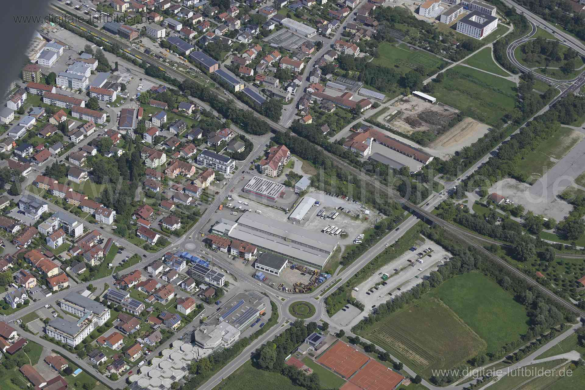 Titel: Deggendorf, Bildnummer: n522790, Ort / Stadt: Deggendorf, (Land)Kreis: Landkreis Deggendorf, Regierungsbezirk: Niederbayern, Bundesland: Bayern, Aufnahmedatum: 20.08.2023, Schlagwörter: Deutschland, , Deggendorf, Kreisverkehr, Verkehrsführung, Gewerbegebiet, Otto-Denk-Straße, Monat: August, Jahreszeit: Sommer, Tageszeit: Vormittag / Mittag, Jahr: 2023, Flug ID: 20230820, Bildstatus: unbearbeitetes Rohbild, Bildabmessung: 8256 x 5504 Pixel, Fotograf & Copyright: Oliver Acker