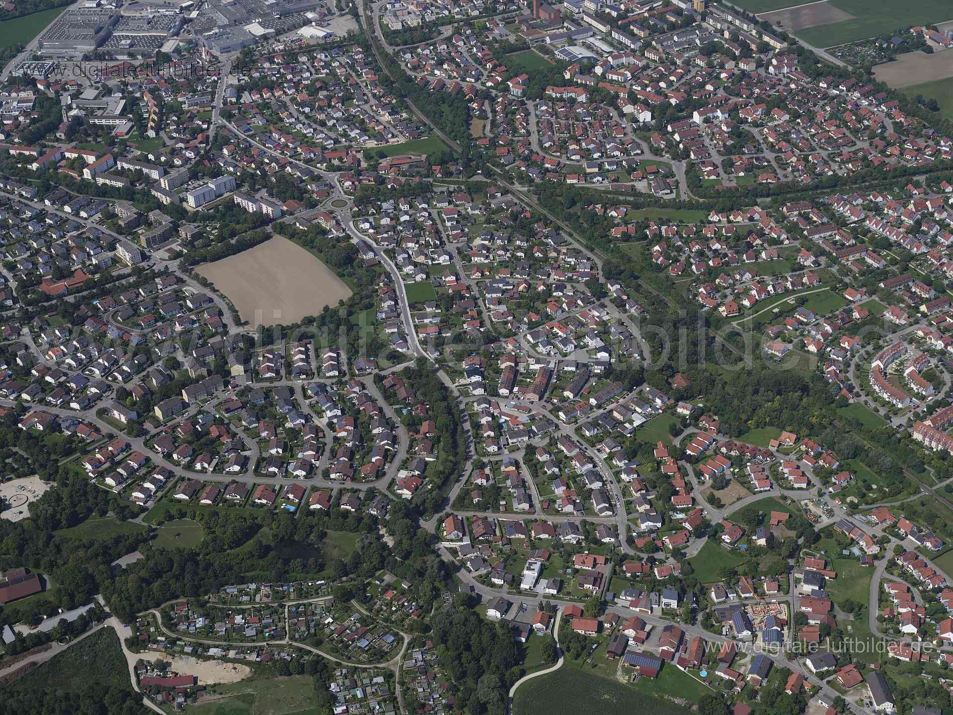 Titel: Dingolfing, Bildnummer: f521020, Ort / Stadt: Dingolfing, (Land)Kreis: Landkreis Dingolfing-Landau, Regierungsbezirk: Niederbayern, Bundesland: Bayern, Aufnahmedatum: 20.08.2023, Schlagwörter: Deutschland, , Sossau, Geratsberg, Höll-Ost, Friedenheim, Langenmühlbach, Monat: August, Jahreszeit: Sommer, Tageszeit: Vormittag / Mittag, Jahr: 2023, Flug ID: 20230820, Bildstatus: unbearbeitetes Rohbild, Bildabmessung: 11648 x 8736 Pixel, Fotograf & Copyright: Oliver Acker