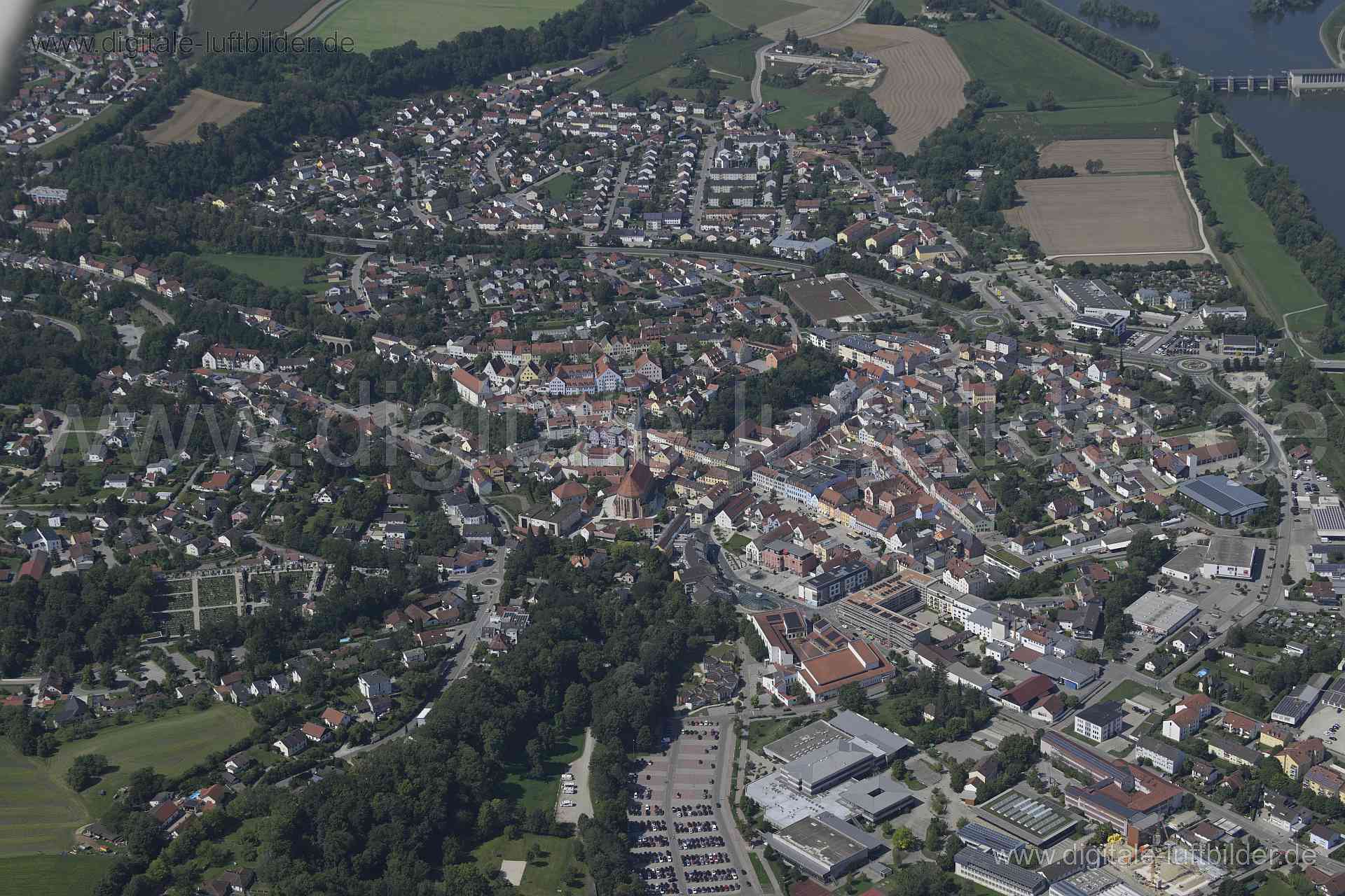 Titel: Dingolfing, Bildnummer: n521480, Ort / Stadt: Dingolfing, (Land)Kreis: Landkreis Dingolfing-Landau, Regierungsbezirk: Niederbayern, Bundesland: Bayern, Aufnahmedatum: 20.08.2023, Schlagwörter: Deutschland, , Dingolfing, Monat: August, Jahreszeit: Sommer, Tageszeit: Vormittag / Mittag, Jahr: 2023, Flug ID: 20230820, Bildstatus: unbearbeitetes Rohbild, Bildabmessung: 8256 x 5504 Pixel, Fotograf & Copyright: Oliver Acker