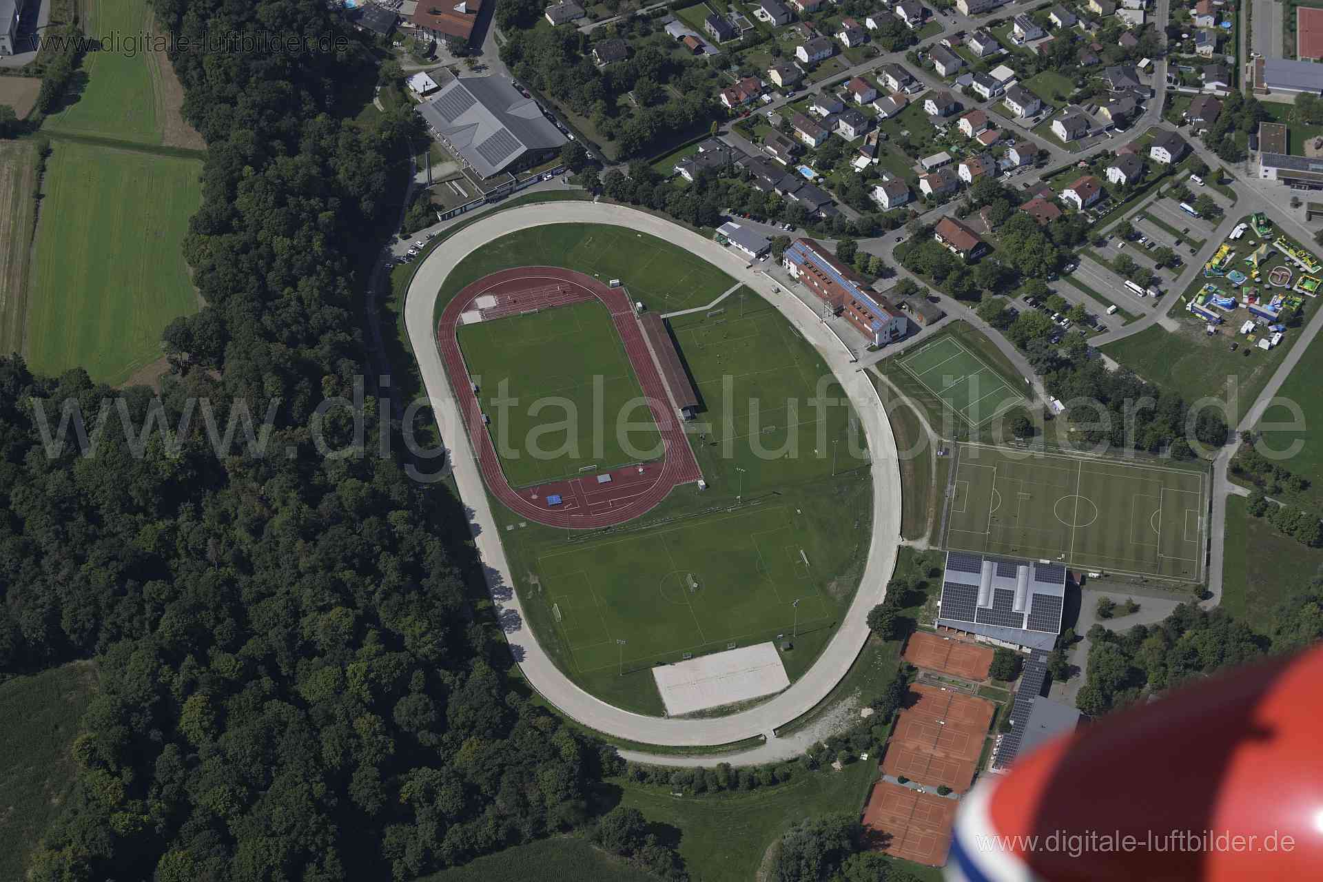 Luftaufnahme Isar-Wald-Stadion Dingolfing in Dingolfing | Niederbayern, Bayern