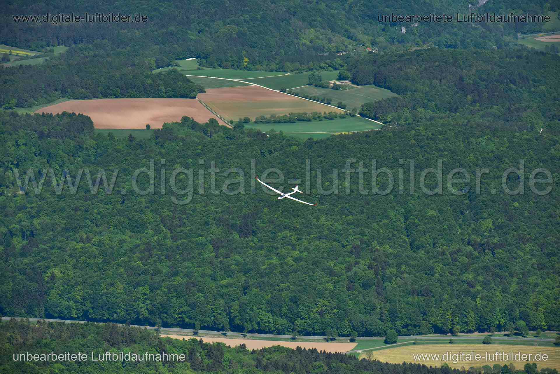 Titel: Segelflugzeug, Bildnummer: n267360, Ort / Stadt: Ebermannstadt, (Land)Kreis: Landkreis Forchheim, Regierungsbezirk: Oberfranken, Bundesland: Bayern, Aufnahmedatum: 06.05.2018, Schlagwörter: Luftbild, Luftbilder, Luftbildfotografie, Luftaufnahme, Luftbildaufnahme, Luftfoto, Vogelperspektive, Vogelansicht, Deutschland, Schräg- und Senkrecht-Luftaufnahmen, Orthofotografie, Segelflugzeug, Monat: Mai, Jahreszeit: Sommer, Tageszeit: Mittag / Nachmittag, Jahr: 2018, Flug ID: 20180506, Bildstatus