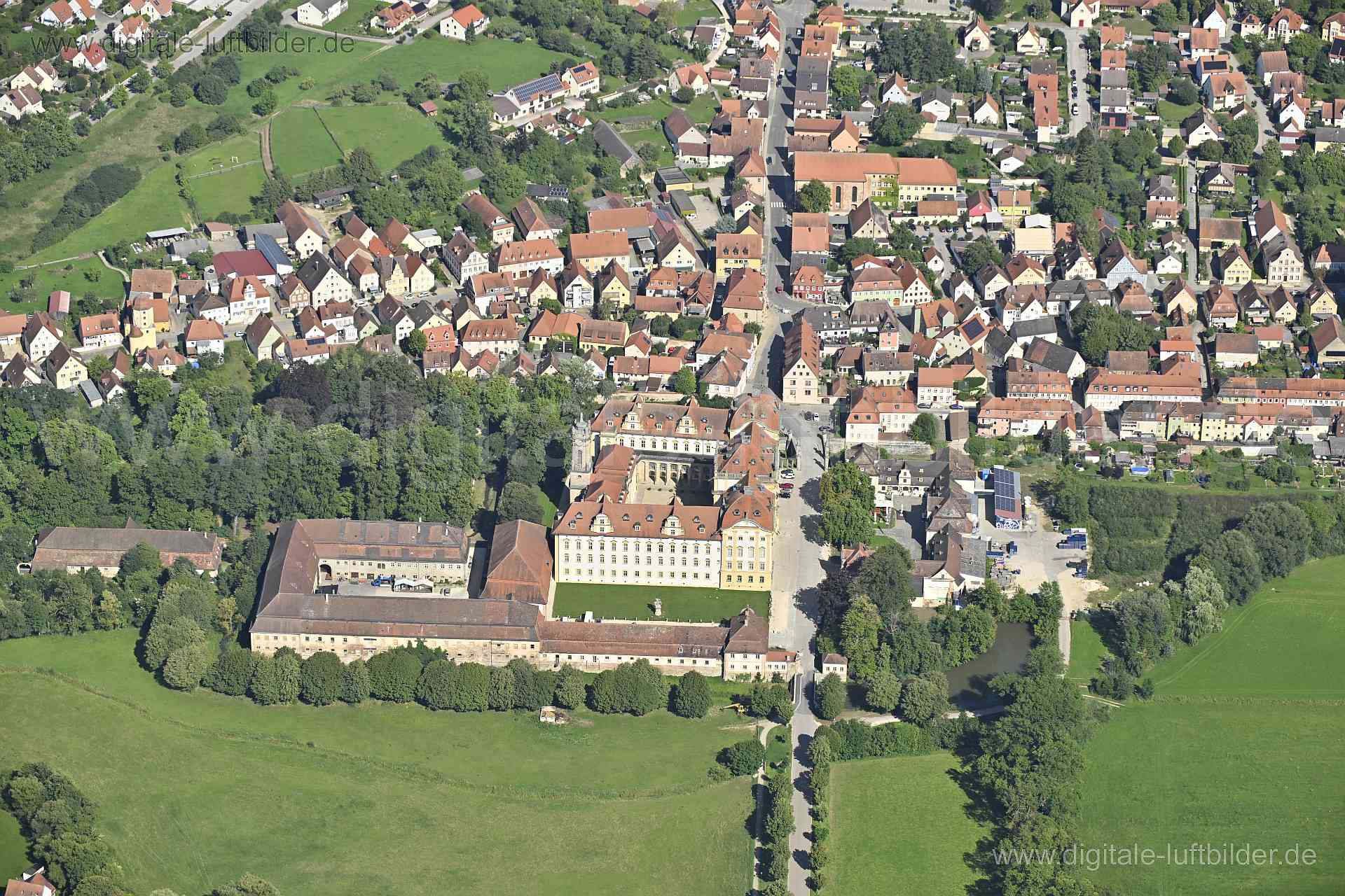 Luftaufnahme Deutschordenschloss Ellingen in Ellingen | Mittelfranken, Bayern