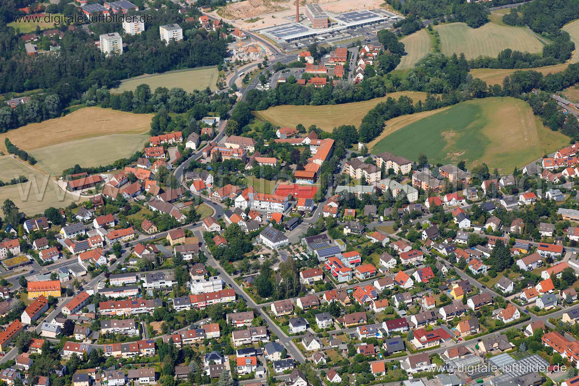 Titel: Buckenhof, Bildnummer: c314670, Ort / Stadt: Erlangen, (Land)Kreis: kreisfreie Stadt Erlangen, Regierungsbezirk: Mittelfranken, Bundesland: Bayern, Aufnahmedatum: 26.06.2019, Schlagwörter: Luftbild, Luftbilder, Luftbildfotografie, Luftaufnahme, Luftbildaufnahme, Luftfoto, Vogelperspektive, Vogelansicht, Deutschland, Schräg- und Senkrecht-Luftaufnahmen, Orthofotografie, 91054, Eisenstraße, Brucker Weg, Gräfenberger Straße, Hallerstraße, Im Föhrenwald, Zeidelweide, Sebalder Forstweg, Tennen