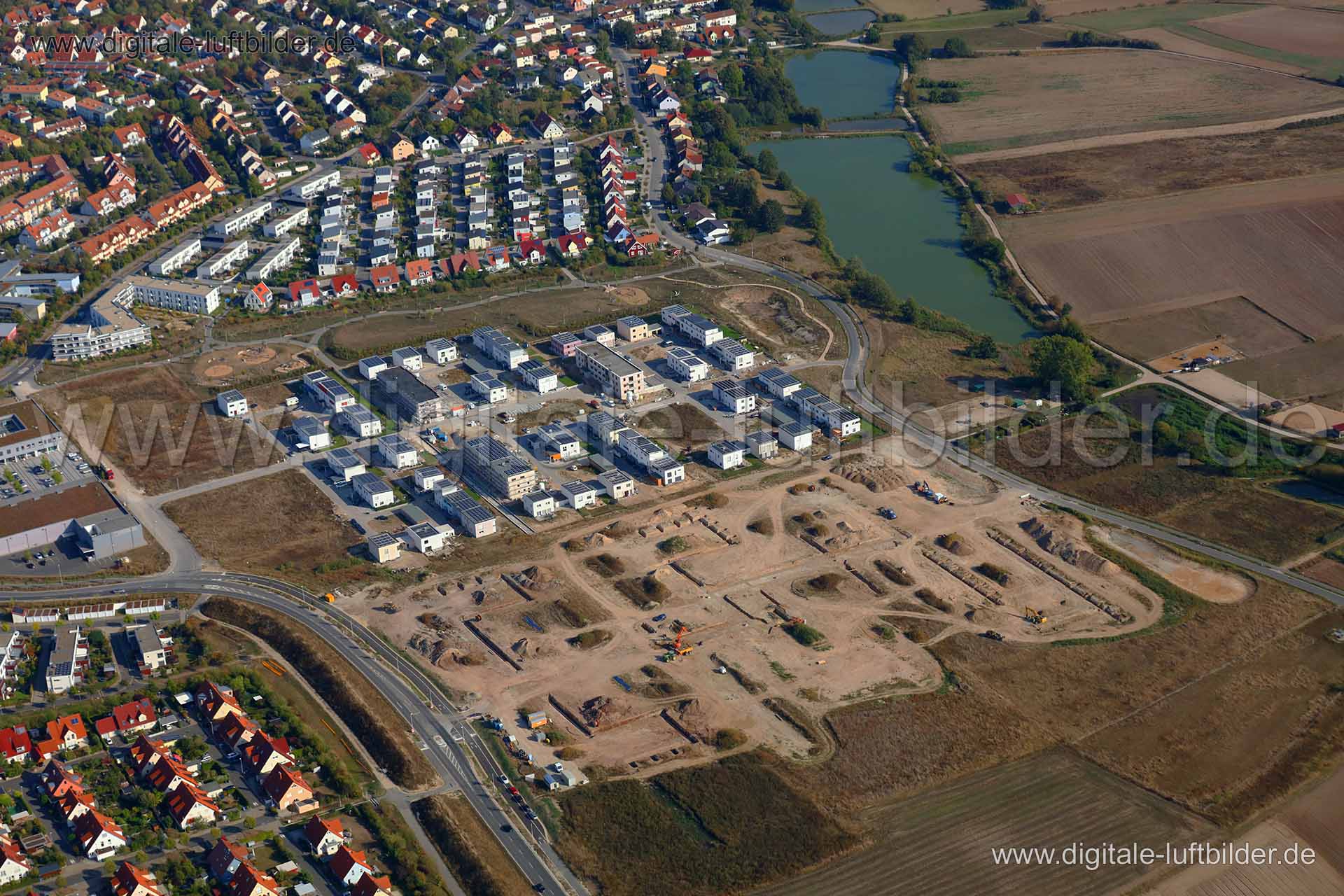 Titel: Büchenbach, Bildnummer: c285220, Ort / Stadt: Erlangen, (Land)Kreis: kreisfreie Stadt Erlangen, Regierungsbezirk: Mittelfranken, Bundesland: Bayern, Aufnahmedatum: 19.09.2018, Schlagwörter: Luftbild, Luftbilder, Luftbildfotografie, Luftaufnahme, Luftbildaufnahme, Luftfoto, Vogelperspektive, Vogelansicht, Deutschland, Schräg- und Senkrecht-Luftaufnahmen, Orthofotografie, Büchenbach, Neubau, Erschließung, Adenauerring, Monat: September, Jahreszeit: Sommer, Tageszeit: Mittag / Nachmittag, Ja
