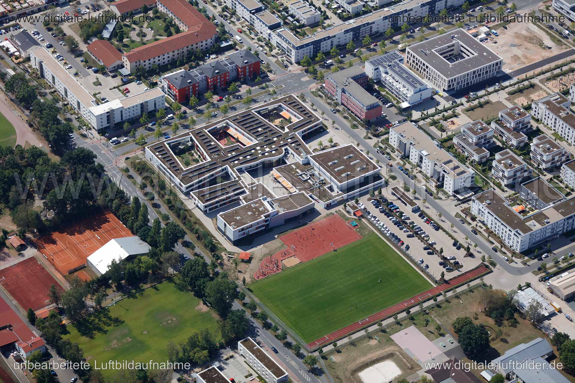 Titel: Erlangen, Bildnummer: c150520, Ort / Stadt: Erlangen, (Land)Kreis: kreisfreie Stadt Erlangen, Regierungsbezirk: Mittelfranken, Bundesland: Bayern, Aufnahmedatum: 26.08.2015, Schlagwörter: Luftbild, Luftbilder, Luftbildfotografie, Luftaufnahme, Luftbildaufnahme, Luftfoto, Vogelperspektive, Vogelansicht, Deutschland, Schräg- und Senkrecht-Luftaufnahmen, Orthofotografie, Allee am Röthelheimpark, Sportplatz, Fussballplatz, Architektur, Neubau, Neubausiedlung, Kurt-Schumacher-Straße, Marie-Cur