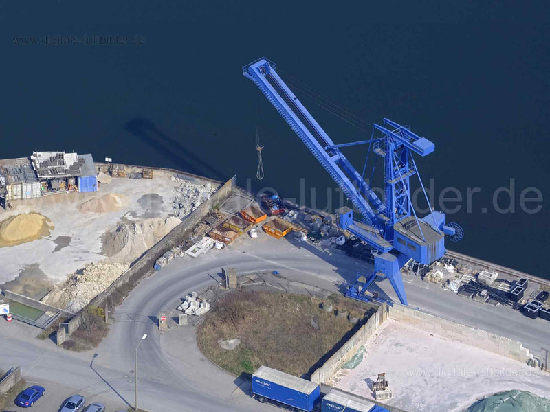 Titel: Hafen Erlangen, Bildnummer: f472651, Ort / Stadt: Erlangen, (Land)Kreis: kreisfreie Stadt Erlangen, Regierungsbezirk: Mittelfranken, Bundesland: Bayern, Aufnahmedatum: 28.03.2022, Schlagwörter: Luftbild, Luftbilder, Luftbildfotografie, Luftaufnahme, Luftbildaufnahme, Luftfoto, Vogelperspektive, Vogelansicht, Deutschland, Hafen Erlangen, Hafen, Main-Donau-Kanal, Gewerbegebiet, Gewerbeimmobilien, Kran, Güterverkehr, Gütertransport, Monat: März, Jahreszeit: Frühling, Tageszeit: Mittag / Nach