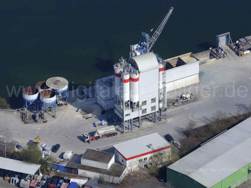 Titel: Hafen Erlangen, Bildnummer: f472661, Ort / Stadt: Erlangen, (Land)Kreis: kreisfreie Stadt Erlangen, Regierungsbezirk: Mittelfranken, Bundesland: Bayern, Aufnahmedatum: 28.03.2022, Schlagwörter: Luftbild, Luftbilder, Luftbildfotografie, Luftaufnahme, Luftbildaufnahme, Luftfoto, Vogelperspektive, Vogelansicht, Deutschland, Hafen Erlangen, Hafen, Main-Donau-Kanal, Gewerbegebiet, Gewerbeimmobilien, Kran, Güterverkehr, Gütertransport, Monat: März, Jahreszeit: Frühling, Tageszeit: Mittag / Nach