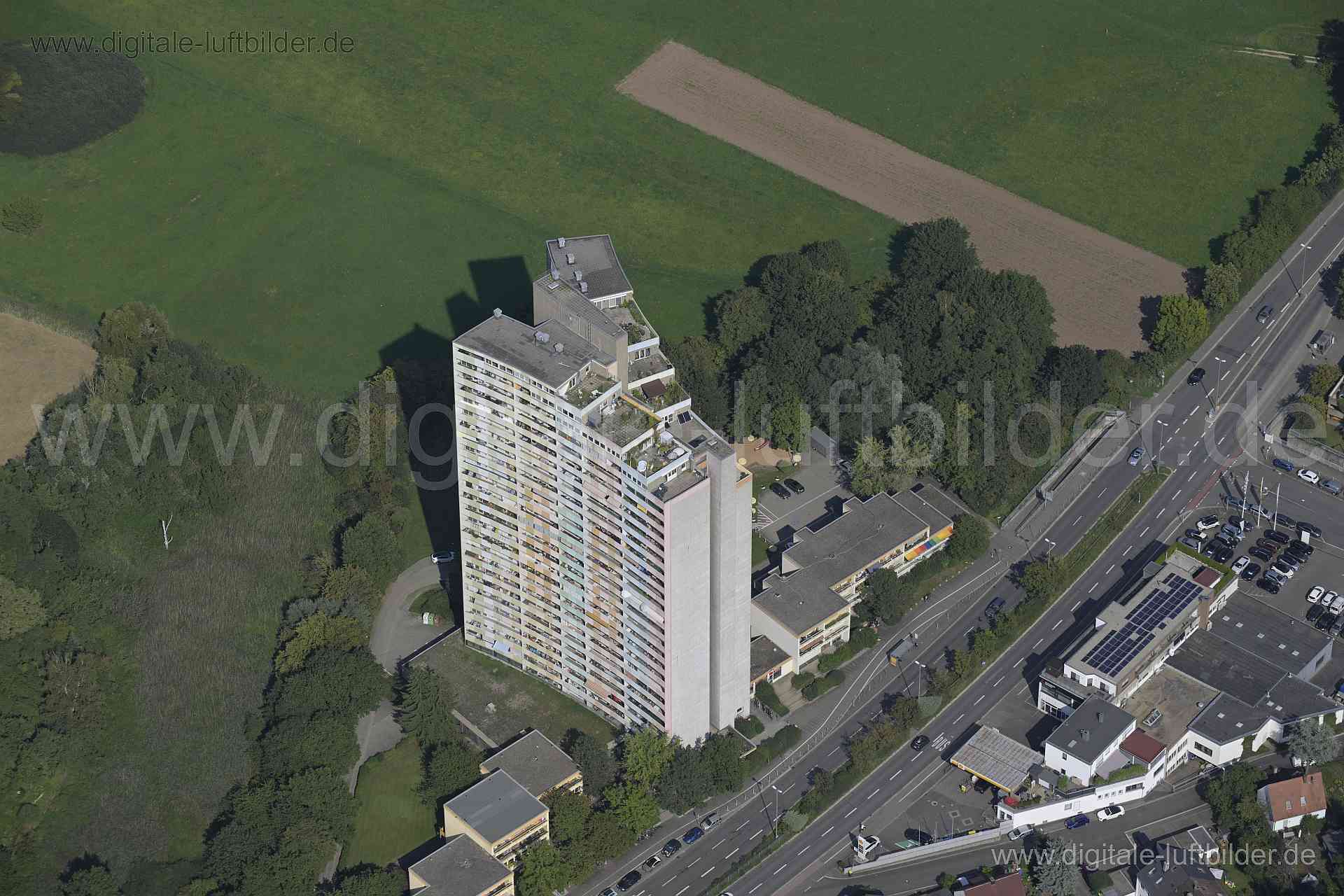 Titel: Langer Johann, Bildnummer: n525800, Ort / Stadt: Erlangen, (Land)Kreis: kreisfreie Stadt Erlangen, Regierungsbezirk: Mittelfranken, Bundesland: Bayern, Aufnahmedatum: 20.08.2023, Schlagwörter: Deutschland, , Langer Johann, Hochhaus, Plattenbau, Sankt Johann, Monat: August, Jahreszeit: Sommer, Tageszeit: Vormittag / Mittag, Jahr: 2023, Flug ID: 20230820, Bildstatus: unbearbeitetes Rohbild, Bildabmessung: 8256 x 5504 Pixel, Fotograf & Copyright: Oliver Acker