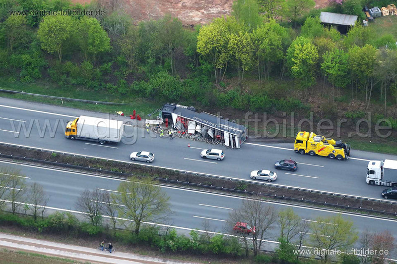 Luftaufnahme LKW Unfall - Bierkästen in Erlangen | Mittelfranken, Bayern