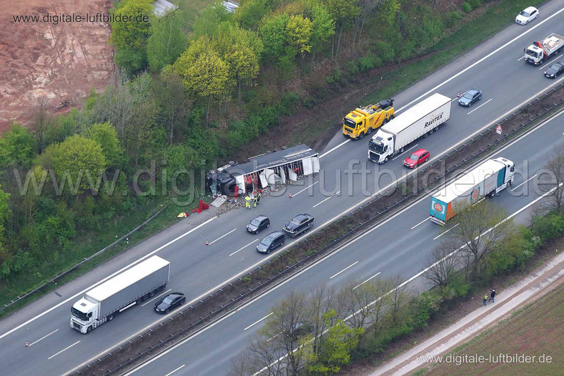 Luftaufnahme LKW Unfall - Bierkästen in Erlangen | Mittelfranken, Bayern