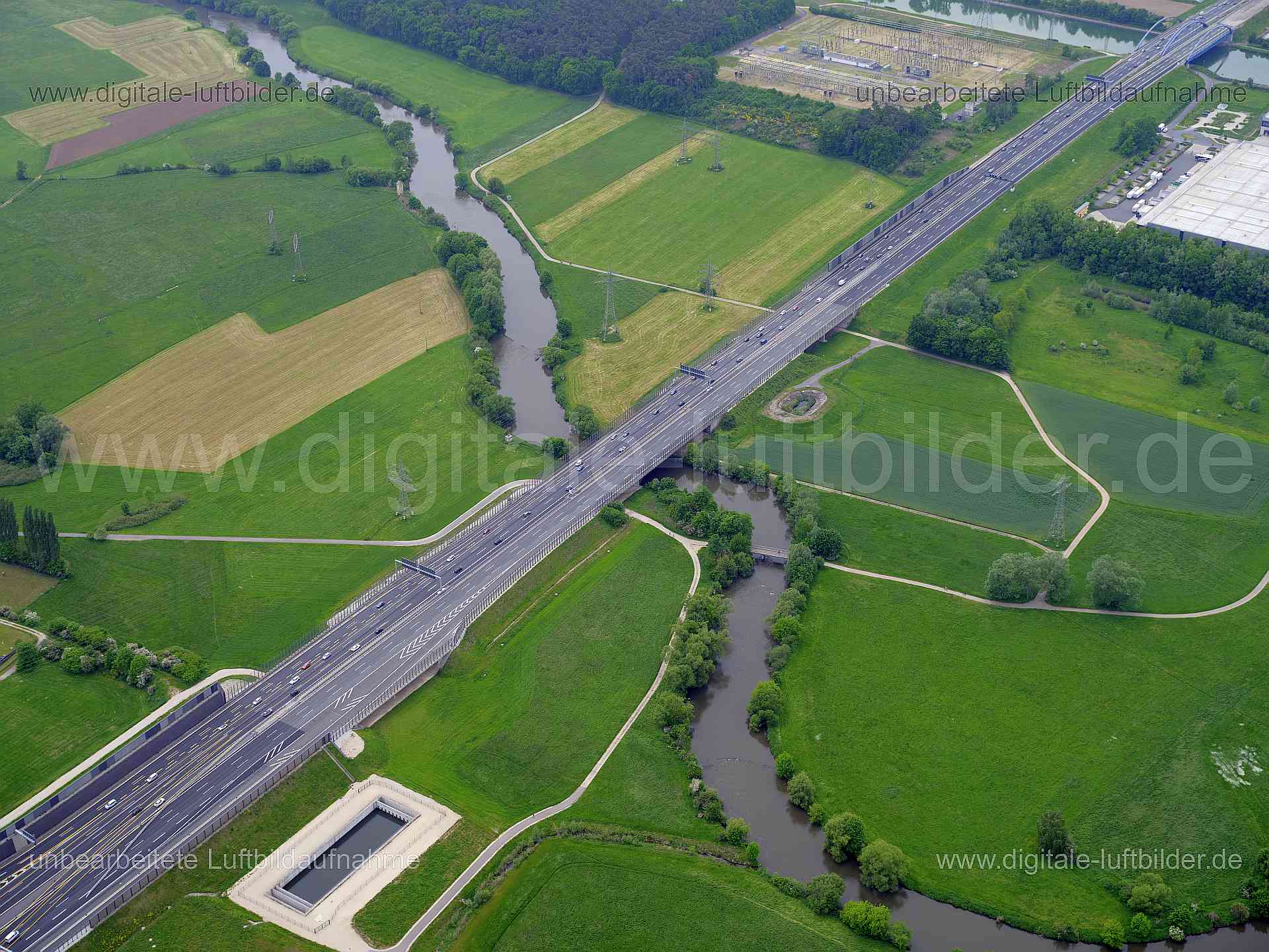 Luftbild - Regnitzbrücke, Ort: Erlangen, Tags: Regnitzbrücke, Brücke, Autobahnbrücke, Fluss, Flusslauf, Regnitz, Autobahn,...