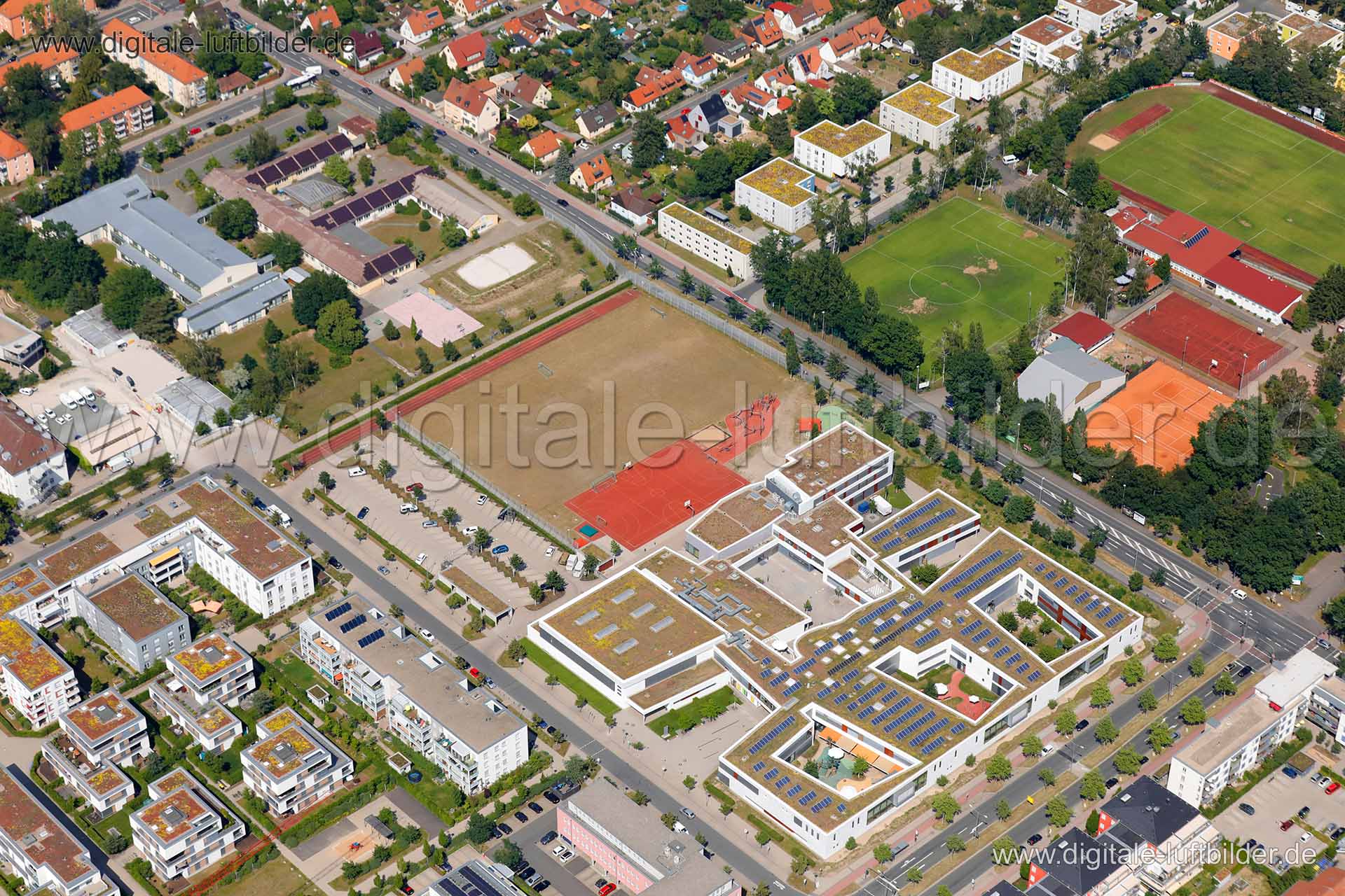 Titel: Röthelheimpark, Bildnummer: c314710, Ort / Stadt: Erlangen, (Land)Kreis: kreisfreie Stadt Erlangen, Regierungsbezirk: Mittelfranken, Bundesland: Bayern, Aufnahmedatum: 26.06.2019, Schlagwörter: Luftbild, Luftbilder, Luftbildfotografie, Luftaufnahme, Luftbildaufnahme, Luftfoto, Vogelperspektive, Vogelansicht, Deutschland, Schräg- und Senkrecht-Luftaufnahmen, Orthofotografie, 91052, Allee am Röthelheimpark, Ludwig-Erhard-Straße, Marie-Curie-Straße, Willy-Brandt-Straße, Franconian Internatio