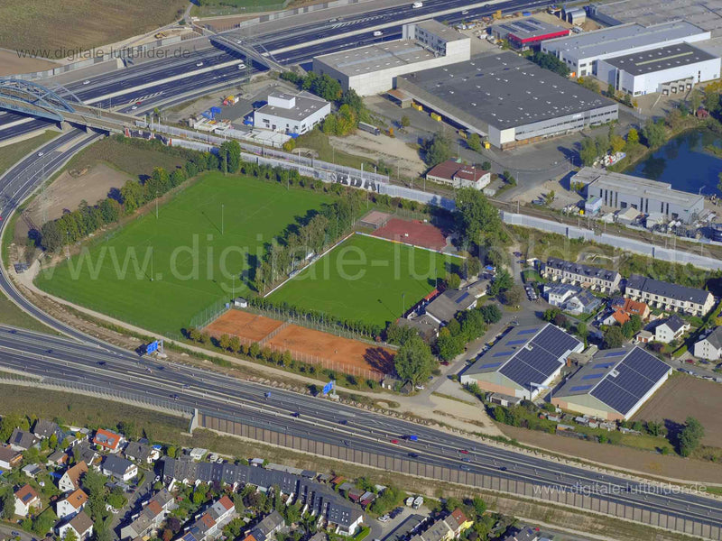 Titel: Sportanlage SC Eltersdorf, Bildnummer: f456271, Ort / Stadt: Erlangen, (Land)Kreis: kreisfreie Stadt Erlangen, Regierungsbezirk: Mittelfranken, Bundesland: Bayern, Aufnahmedatum: 10.10.2021, Schlagwörter: Luftbild, Luftbilder, Luftbildfotografie, Luftaufnahme, Luftbildaufnahme, Luftfoto, Luftbildarchiv, Luftbildsuche, Vogelperspektive, Vogelansicht, Deutschland, aaa, Sportanlage SC Eltersdorf, Eltersdorf, Sportplatz, Photovoltaik, Autobahn A73, BAB 73, Monat: Oktober, Jahreszeit: Herbst,