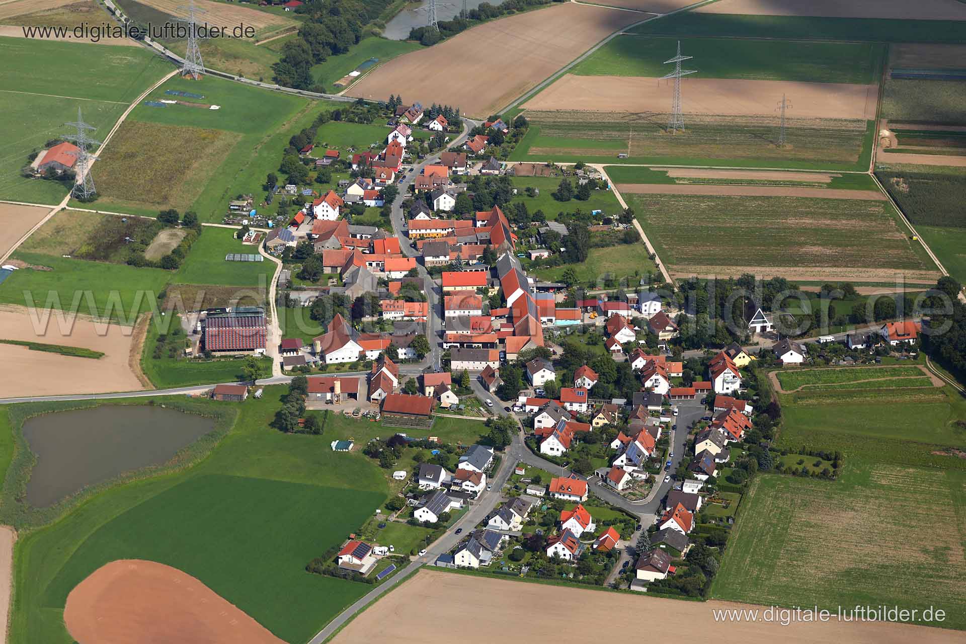 Titel: Steudach, Bildnummer: c246790, Ort / Stadt: Erlangen, (Land)Kreis: kreisfreie Stadt Erlangen, Regierungsbezirk: Mittelfranken, Bundesland: Bayern, Aufnahmedatum: 15.08.2017, Schlagwörter: Luftbild, Luftbilder, Luftbildfotografie, Luftaufnahme, Luftbildaufnahme, Luftfoto, Vogelperspektive, Vogelansicht, Deutschland, Schräg- und Senkrecht-Luftaufnahmen, Orthofotografie, Steudach, Kieselbergstraße, Am Klosterholz, Steudacher Straße, Dorf, Monat: August, Jahreszeit: Sommer, Tageszeit: Mittag