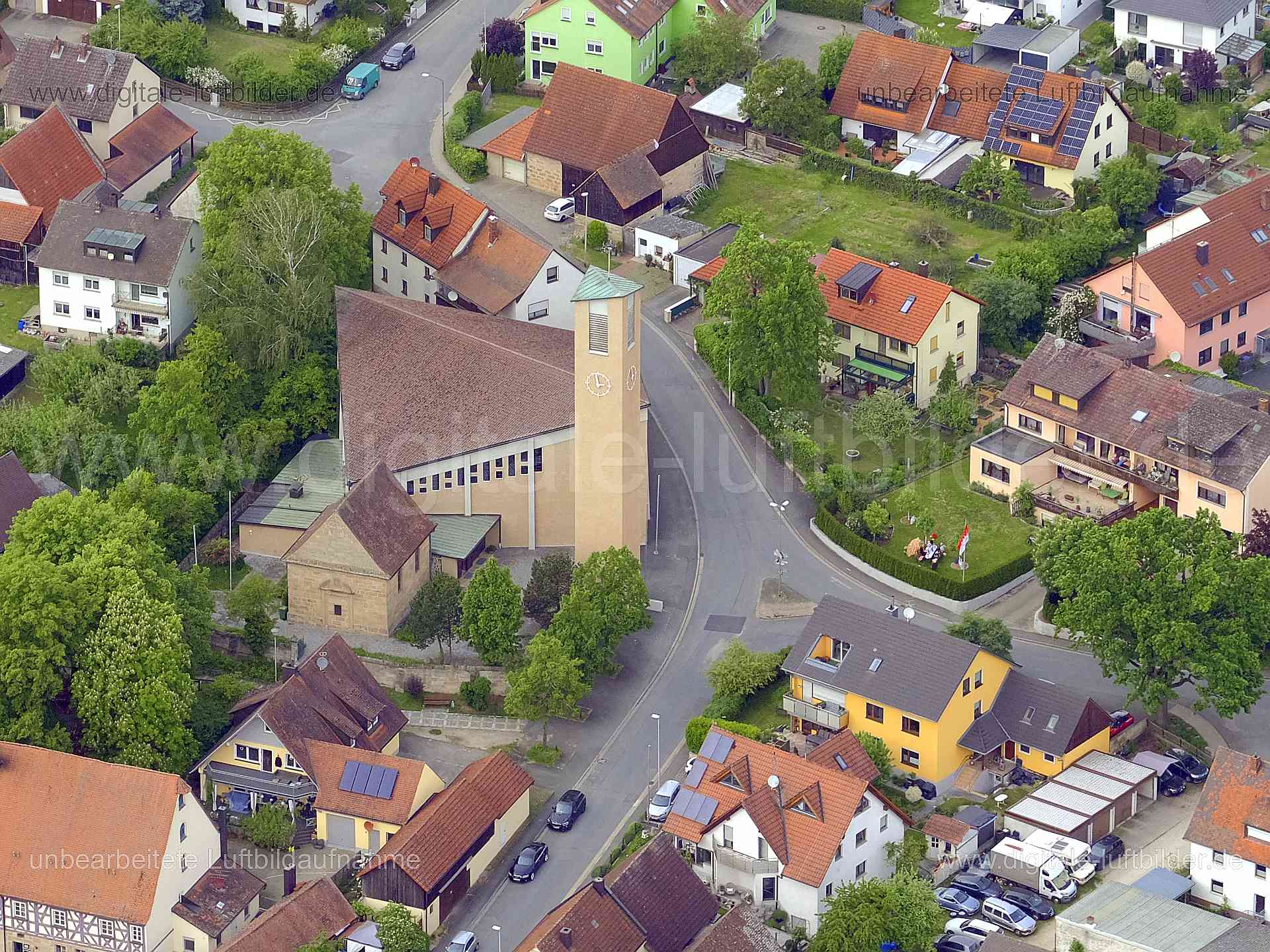 Luftbild - Unsere Liebe Frau Kirche, Ort: Erlangen, Tags: Unsere Liebe Frau, Kirche, Dechsendorf, , Bischofsweiherstraße, ...