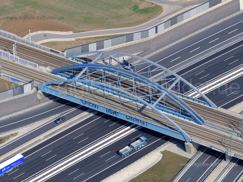 Titel: Zugbrücke, Autobahn A3, Bildnummer: f472611, Ort / Stadt: Erlangen, (Land)Kreis: kreisfreie Stadt Erlangen, Regierungsbezirk: Mittelfranken, Bundesland: Bayern, Aufnahmedatum: 28.03.2022, Schlagwörter: Luftbild, Luftbilder, Luftbildfotografie, Luftaufnahme, Luftbildaufnahme, Luftfoto, Vogelperspektive, Vogelansicht, Deutschland, Autobahn, Autobahn A3, BAB3, Brücke, Zugbrücke, Autobahnbrücke, Bahn, Deutsche Bahn, Gleis, Monat: März, Jahreszeit: Frühling, Tageszeit: Mittag / Nachmittag, Jah