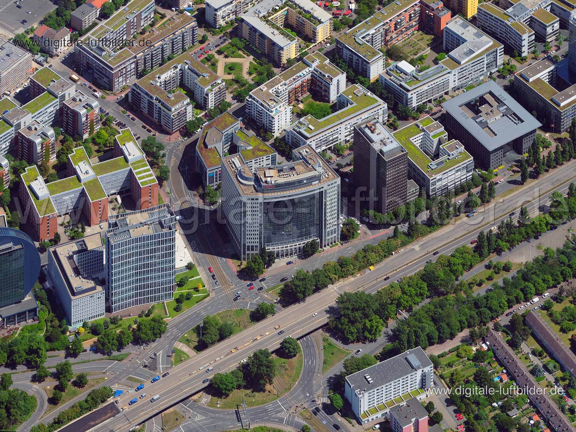 Titel: Frankfurt City West, Bildnummer: f374340, Ort / Stadt: Frankfurt am Main, (Land)Kreis: kreisfreie Stadt Frankfurt, Regierungsbezirk: Darmstadt, Bundesland: Hessen, Aufnahmedatum: 24.06.2020, Schlagwörter: Luftbild, Luftbilder, Luftbildfotografie, Luftaufnahme, Luftbildaufnahme, Luftfoto, Vogelperspektive, Vogelansicht, Deutschland, Schräg- und Senkrecht-Luftaufnahmen, Orthofotografie, Frankfurt City West, St. Martin Tower, American Express Tower, Theodor-Heuss-Allee, Karat, Franklinstraße