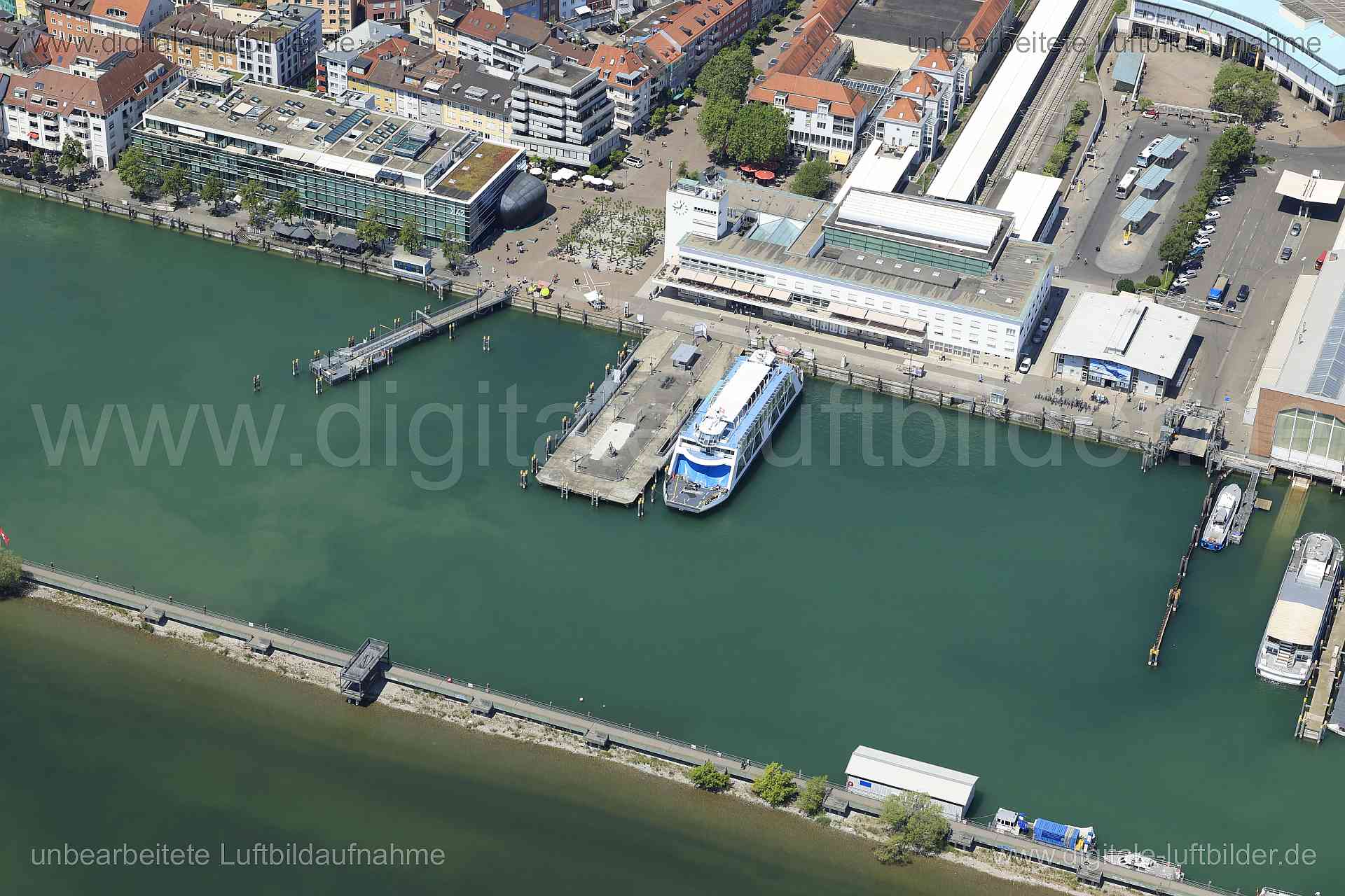 Luftbild - Hafen Friedrichshafen, Ort: Friedrichshafen, Tags: Hafen Friedrichshafen, Hafen, Fähre, Boot, Schiff, Gewässer,...