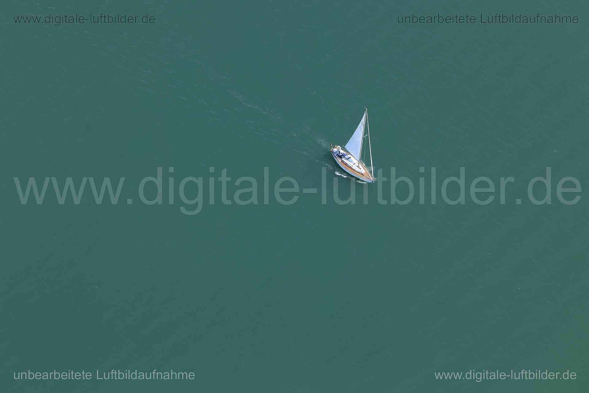 Luftbild - Segelboot am Bodensee, Ort: Friedrichshafen, Tags: Segelboot, Boot, Segel, Bodensee, Gewässer, ...