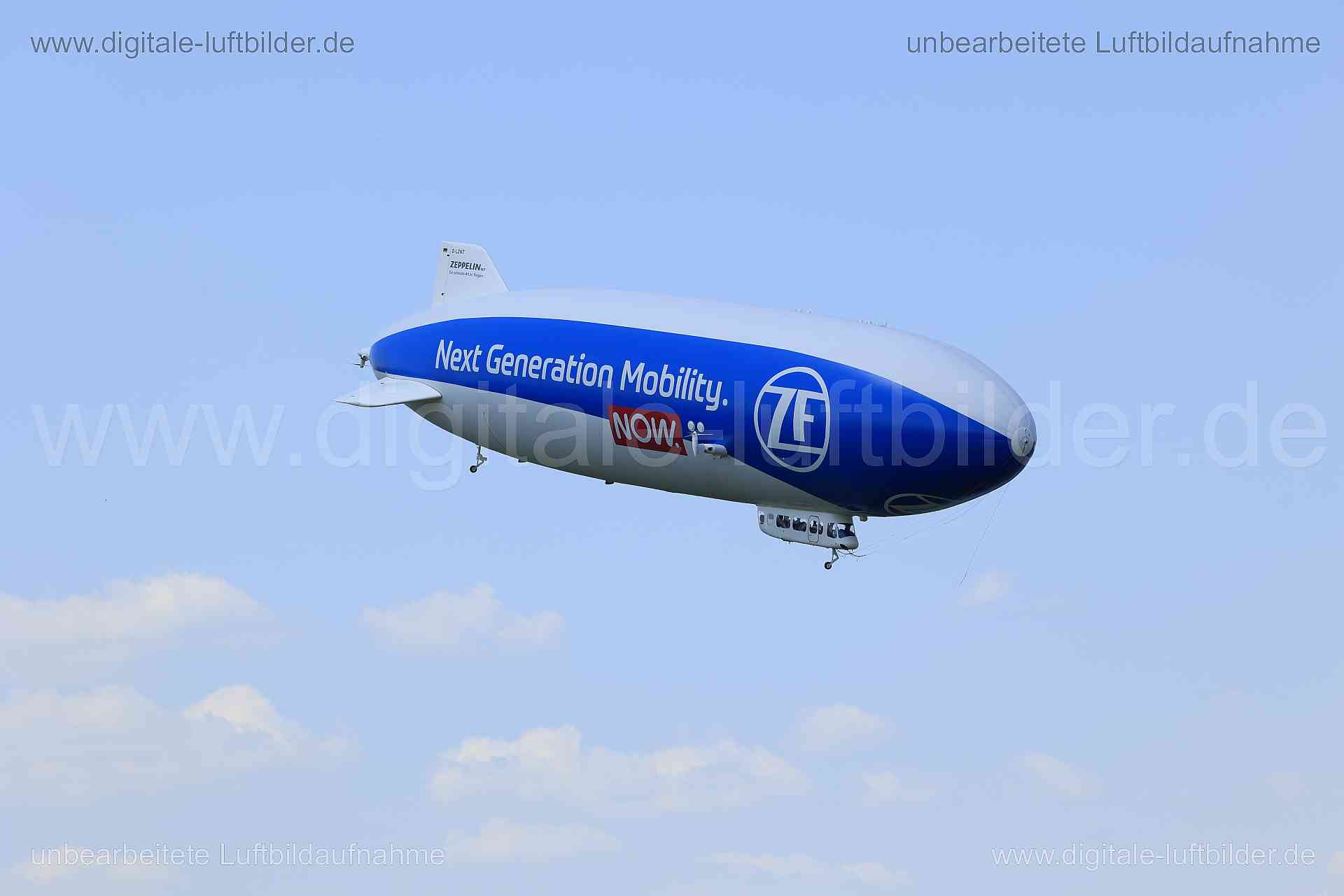 Luftbild - ZF Zeppelin, Ort: Friedrichshafen, Tags: Zeppelin, Landeanflug, Himmel, Wolken, ...