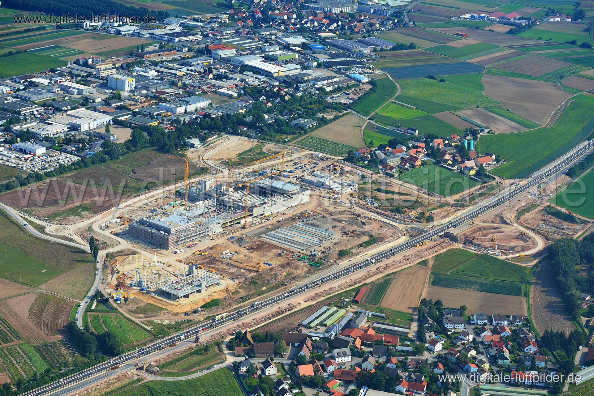 Titel: Baustelle Möbelhaus Höffner, Bildnummer: n061030, Ort / Stadt: Fürth, (Land)Kreis: kreisfreie Stadt Fürth, Regierungsbezirk: Mittelfranken, Bundesland: Bayern, Aufnahmedatum: 30.08.2013, Schlagwörter: Luftbild, Luftbilder, Luftbildfotografie, Luftaufnahme, Luftbildaufnahme, Luftfoto, Vogelperspektive, Vogelansicht, Deutschland, Schräg- und Senkrecht-Luftaufnahmen, Orthofotografie, Möbelhaus Höffner, Steinach, Schmalau, Frankenschnellweg, Autobahn A73, Möbelhaus, Autobahn, Herboldshof, Für