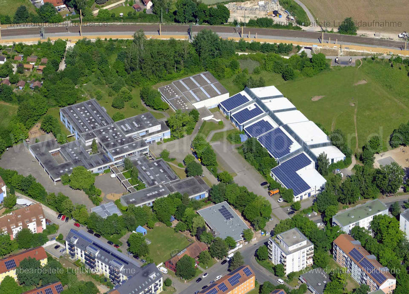 Titel: Dr.-Gustav-Schickedanz-Schule, Bildnummer: f480251, Ort / Stadt: Fürth, (Land)Kreis: kreisfreie Stadt Fürth, Regierungsbezirk: Mittelfranken, Bundesland: Bayern, Aufnahmedatum: 14.06.2022, Schlagwörter: Luftbild, Luftbilder, Luftbildfotografie, Luftaufnahme, Luftbildaufnahme, Luftfoto, Luftbildarchiv, Luftbildsuche, Vogelperspektive, Vogelansicht, Deutschland, , Finkenschlag, Eigenes Heim, Dr.-Gustav-Schickedanz-Schule, Schickedanz Sportgelände, Schule, Monat: Juni, Jahreszeit: Sommer, Ta