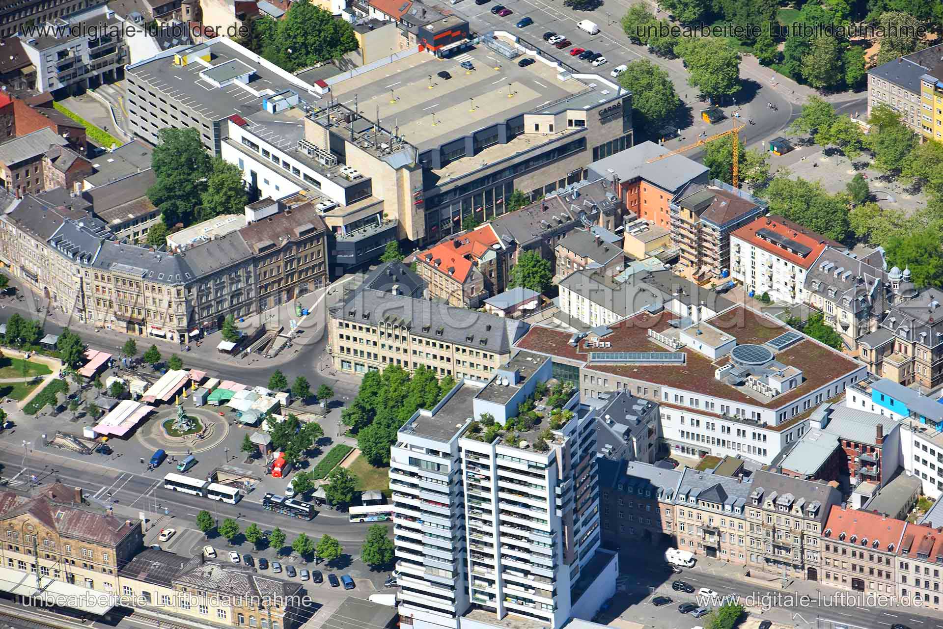 Titel: Fürth, Bildnummer: n264750, Ort / Stadt: Fürth, (Land)Kreis: kreisfreie Stadt Fürth, Regierungsbezirk: Mittelfranken, Bundesland: Bayern, Aufnahmedatum: 06.05.2018, Schlagwörter: Luftbild, Luftbilder, Luftbildfotografie, Luftaufnahme, Luftbildaufnahme, Luftfoto, Vogelperspektive, Vogelansicht, Deutschland, Schräg- und Senkrecht-Luftaufnahmen, Orthofotografie, 90762, Bahnhofplatz, Gabelsbergerstraße, Gustav-Schickedanz-Straße, Gebhardtstraße, Rudolf-Breitscheid-Straße, Hochhaus, Gewerbeflä