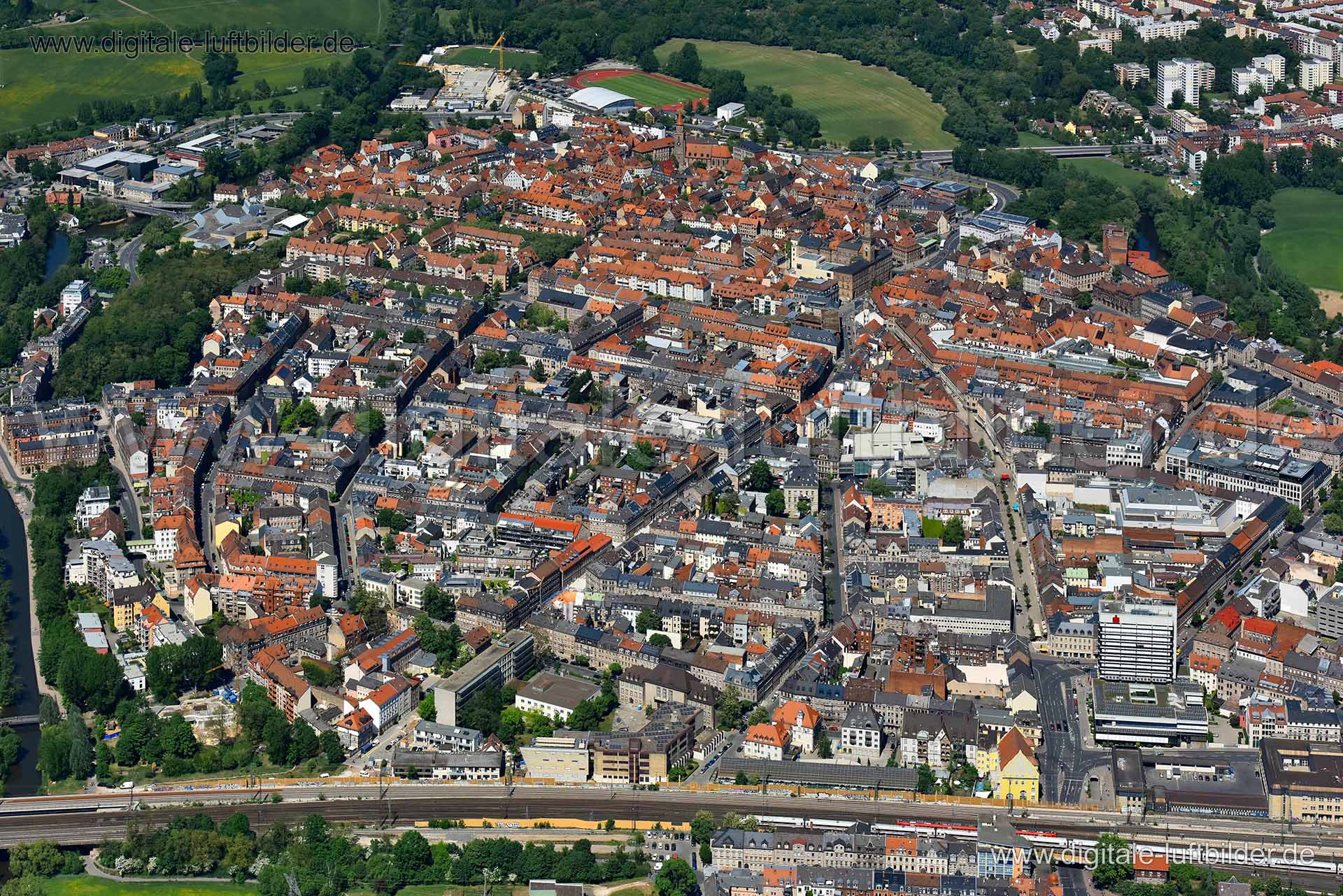 Titel: Fürth, Bildnummer: n264790, Ort / Stadt: Fürth, (Land)Kreis: kreisfreie Stadt Fürth, Regierungsbezirk: Mittelfranken, Bundesland: Bayern, Aufnahmedatum: 06.05.2018, Schlagwörter: Luftbild, Luftbilder, Luftbildfotografie, Luftaufnahme, Luftbildaufnahme, Luftfoto, Vogelperspektive, Vogelansicht, Deutschland, Schräg- und Senkrecht-Luftaufnahmen, Orthofotografie, Stadtkern, Stadtzentrum, Zentrum, Hirschenstraße, Maxstraße, Theresienstraße, Badstraße, Weiherstraße, Friedrichstraße, Moststraße,