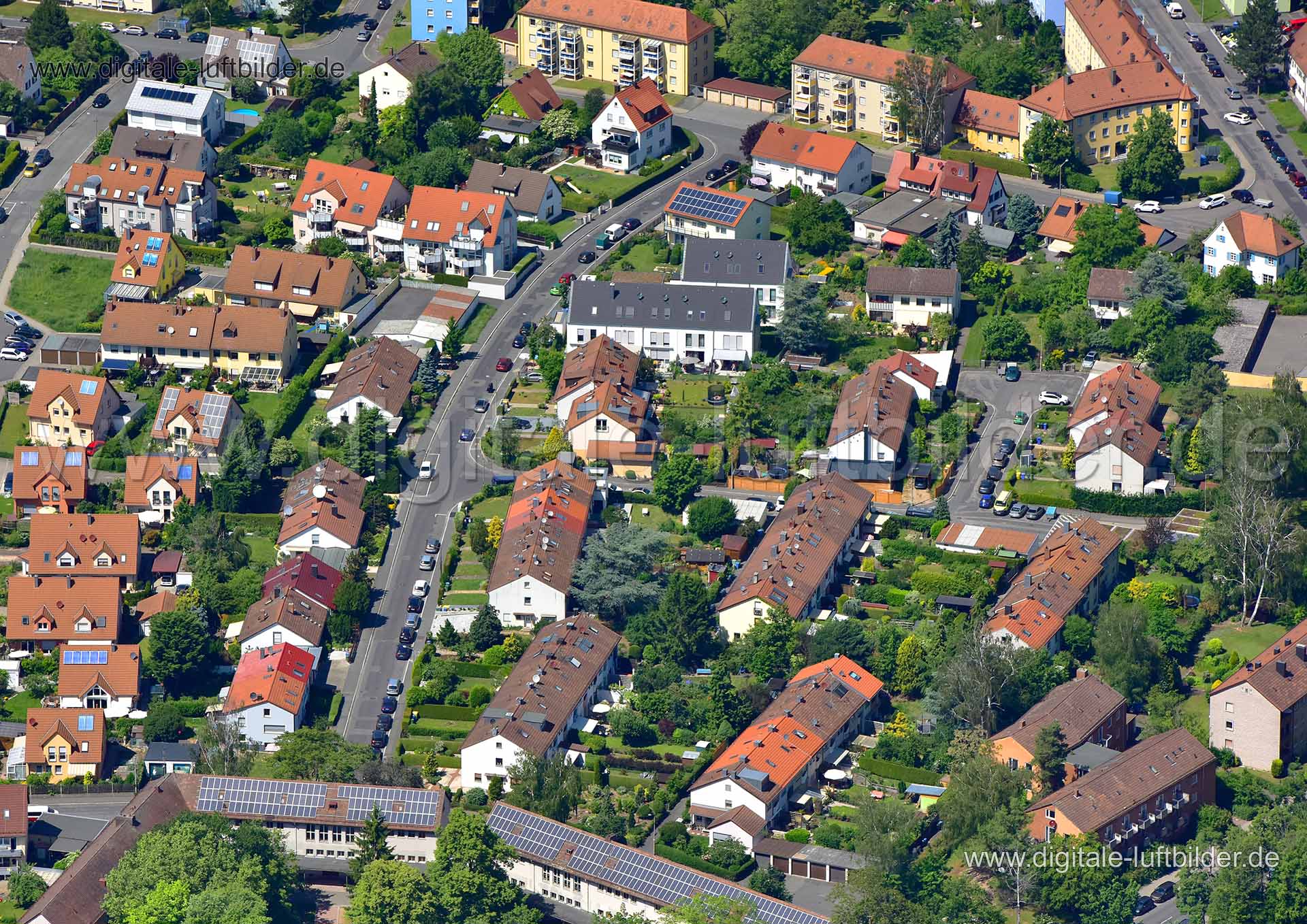 Titel: Fürth, Bildnummer: n295980, Ort / Stadt: Fürth, (Land)Kreis: kreisfreie Stadt Fürth, Regierungsbezirk: Mittelfranken, Bundesland: Bayern, Aufnahmedatum: 02.06.2019, Schlagwörter: Luftbild, Luftbilder, Luftbildfotografie, Luftaufnahme, Luftbildaufnahme, Luftfoto, Vogelperspektive, Vogelansicht, Deutschland, Schräg- und Senkrecht-Luftaufnahmen, Orthofotografie, 90766, Robert-Koch-Straße, Friedrich-Ebert-Straße, Finkenschlag, Fürth, Monat: Juni, Jahreszeit: Sommer, Tageszeit: Mittag / Nachmi