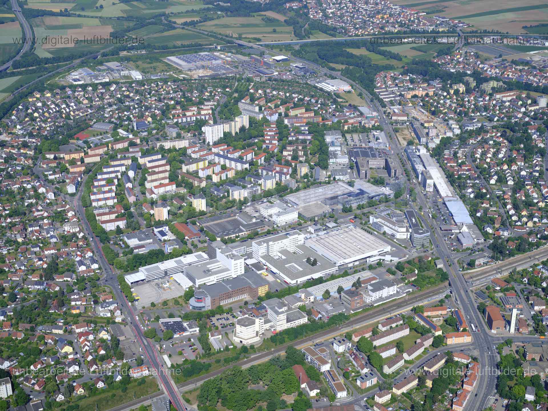 Titel: Hardhöhe, Bildnummer: f480260, Ort / Stadt: Fürth, (Land)Kreis: kreisfreie Stadt Fürth, Regierungsbezirk: Mittelfranken, Bundesland: Bayern, Aufnahmedatum: 14.06.2022, Schlagwörter: Luftbild, Luftbilder, Luftbildfotografie, Luftaufnahme, Luftbildaufnahme, Luftfoto, Luftbildarchiv, Luftbildsuche, Vogelperspektive, Vogelansicht, Deutschland, 90766, Fürth, Soldnerstraße, Würzburger Straße, Komotauer Straße, Siemensstraße, Breslauer Straße, Wehlauer Straße, Hardstraße, Hansastraße, Voltastraß