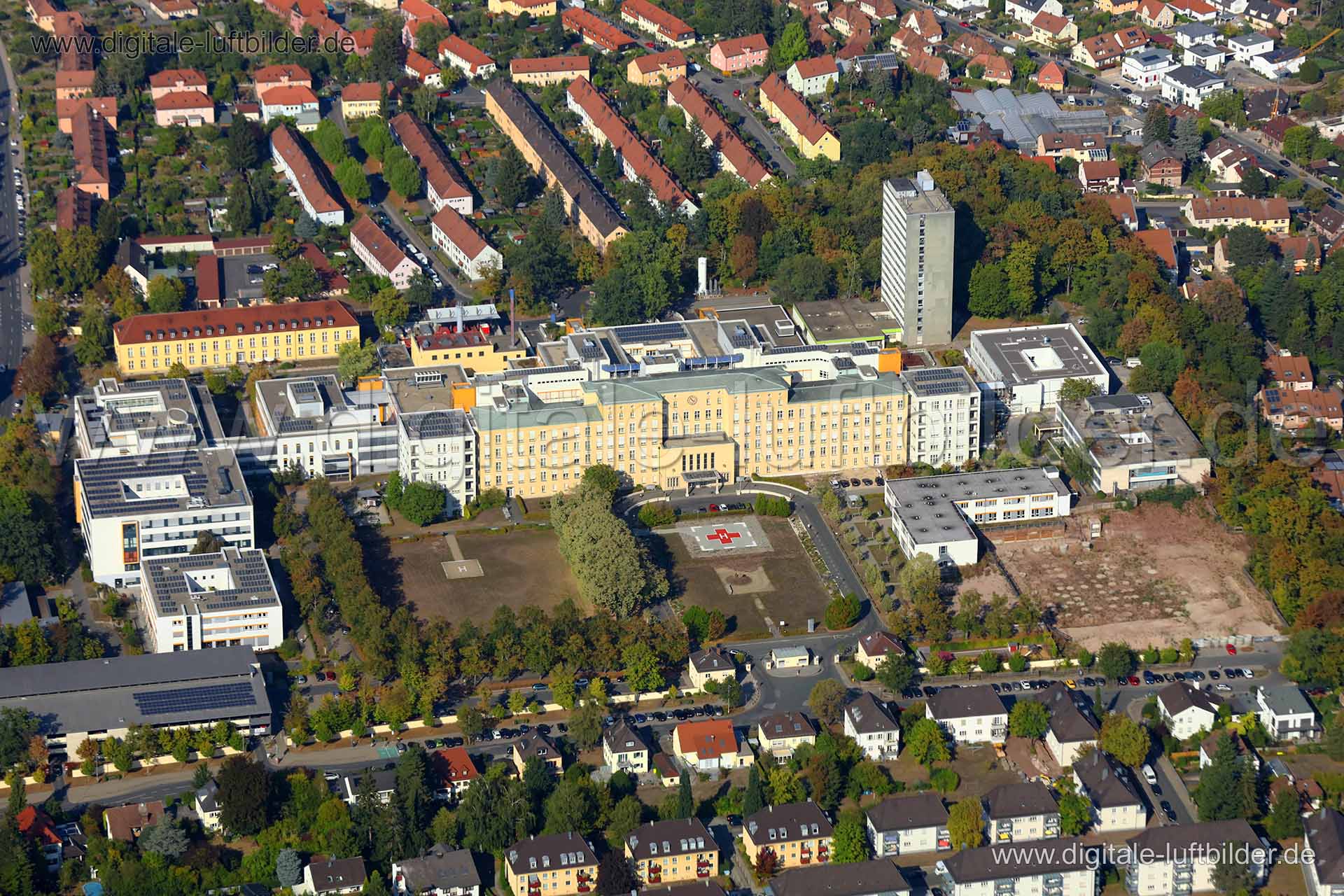 Titel: Klinikum Fürth, Bildnummer: c284360, Ort / Stadt: Fürth, (Land)Kreis: kreisfreie Stadt Fürth, Regierungsbezirk: Mittelfranken, Bundesland: Bayern, Aufnahmedatum: 19.09.2018, Schlagwörter: Luftbild, Luftbilder, Luftbildfotografie, Luftaufnahme, Luftbildaufnahme, Luftfoto, Vogelperspektive, Vogelansicht, Deutschland, Schräg- und Senkrecht-Luftaufnahmen, Orthofotografie, Klinikum Fürth, Krankenhaus, Friedrich-Ebert-Straße, Jakob-Henle-Straße, Nottelbergstraße, Robert-Koch-Straße, Scherterpla