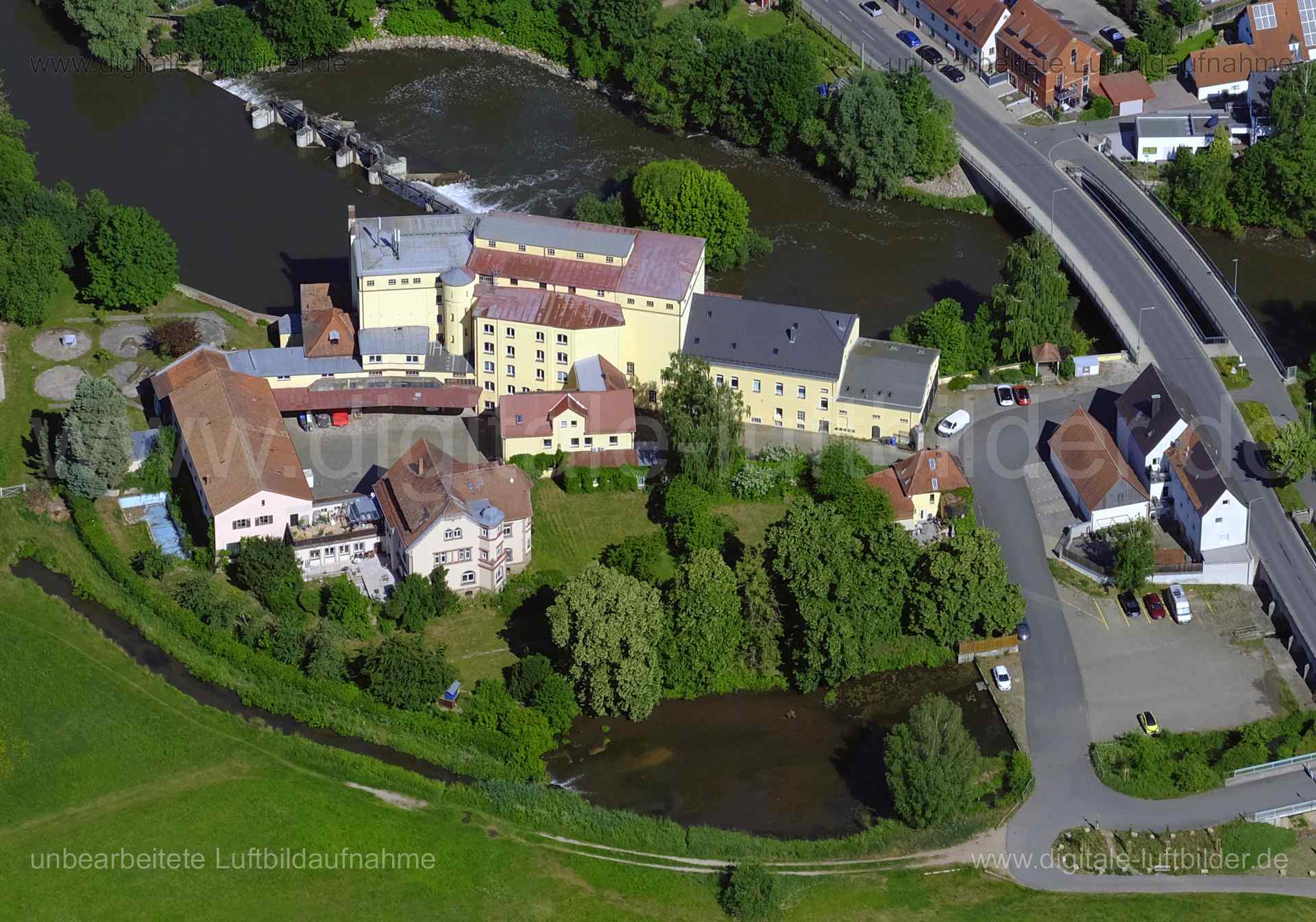 Titel: Kunstmühle, Bildnummer: f480171, Ort / Stadt: Fürth, (Land)Kreis: kreisfreie Stadt Fürth, Regierungsbezirk: Mittelfranken, Bundesland: Bayern, Aufnahmedatum: 14.06.2022, Schlagwörter: Luftbild, Luftbilder, Luftbildfotografie, Luftaufnahme, Luftbildaufnahme, Luftfoto, Luftbildarchiv, Luftbildsuche, Vogelperspektive, Vogelansicht, Deutschland, , Vach, Regnitz, Kunstmühle, Monat: Juni, Jahreszeit: Sommer, Tageszeit: Vormittag / Mittag, Jahr: 2022, Flug ID: 20220614, Bildstatus: farblich ange