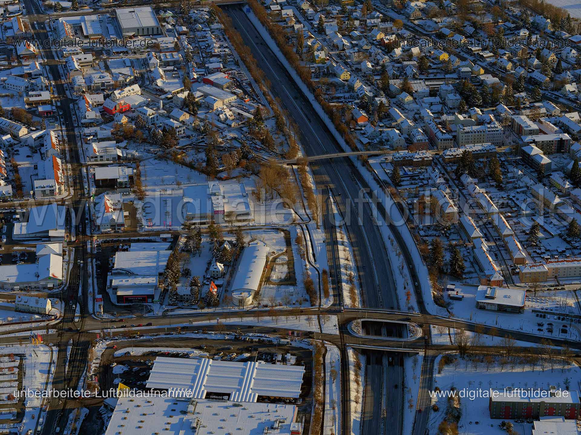 Titel: Poppenreuth, Bildnummer: f393120, Ort / Stadt: Fürth, (Land)Kreis: kreisfreie Stadt Fürth, Regierungsbezirk: Mittelfranken, Bundesland: Bayern, Aufnahmedatum: 13.02.2021, Schlagwörter: Luftbild, Luftbilder, Luftbildfotografie, Luftaufnahme, Luftbildaufnahme, Luftfoto, Vogelperspektive, Vogelansicht, Schräg- und Senkrecht-Luftaufnahmen, Orthofotografie, Deutschland, Schnee, Eis, 90765, Fürth, Poppenreuther Straße, Hans-Vogel-Straße, Wiesenstraße, Espanstraße, Kriegerheimstraße, Georgenstra