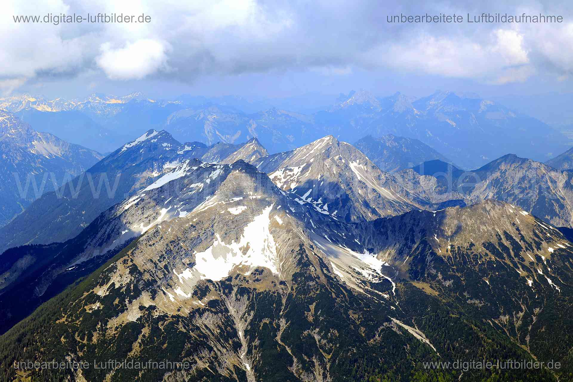 Luftaufnahme Alpen in Garmisch-Partenkirchen | Oberbayern, Bayern