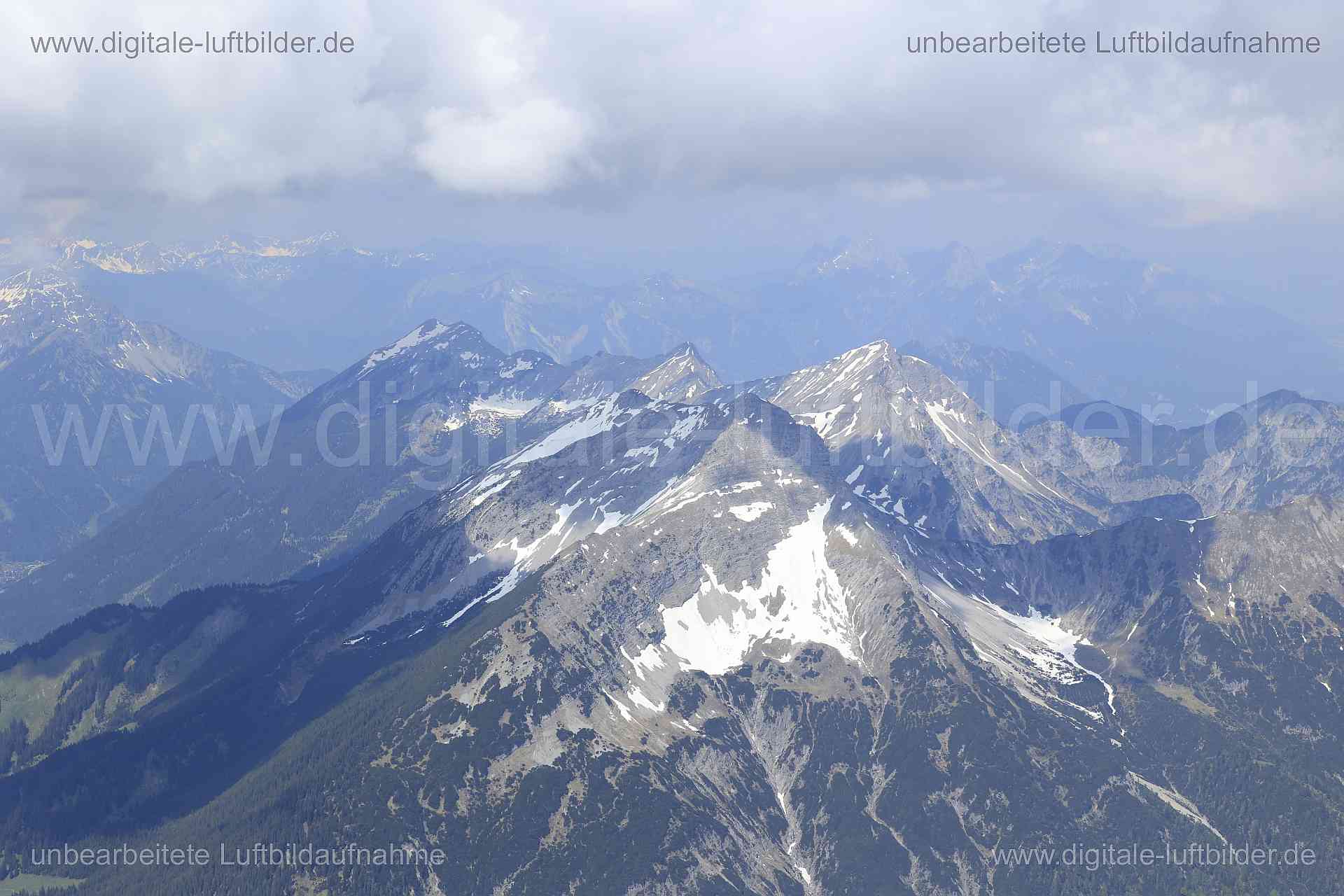 Luftaufnahme Alpen in Garmisch-Partenkirchen | Oberbayern, Bayern