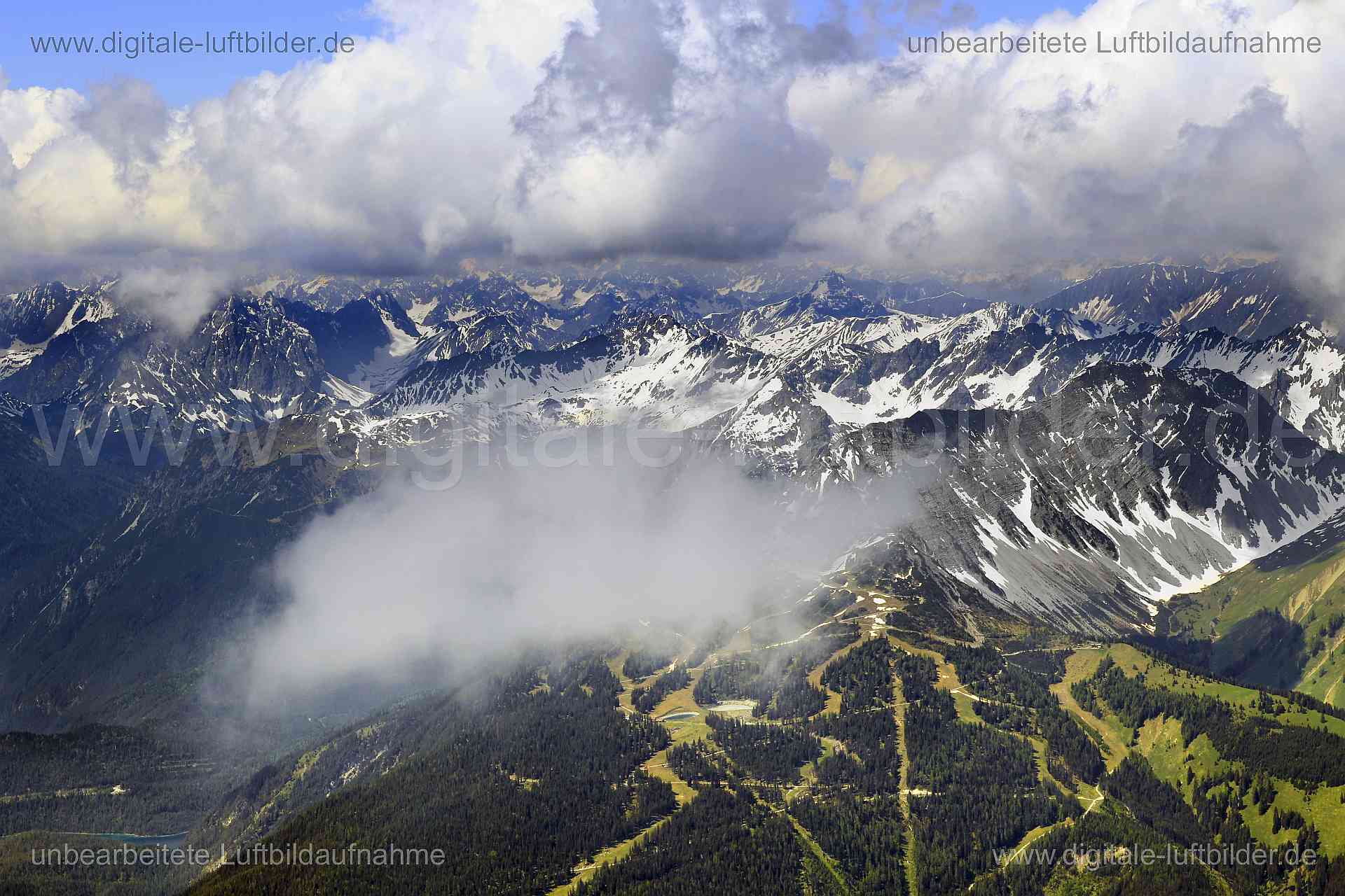 Luftaufnahme Alpen in Garmisch-Partenkirchen | Oberbayern, Bayern