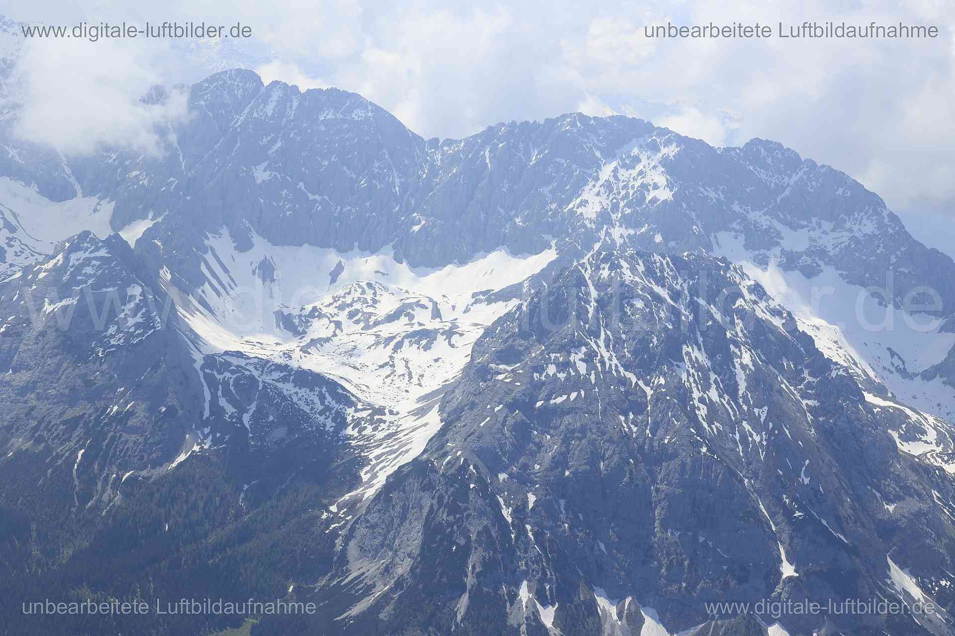 Luftaufnahme Alpen in Garmisch-Partenkirchen | Oberbayern, Bayern